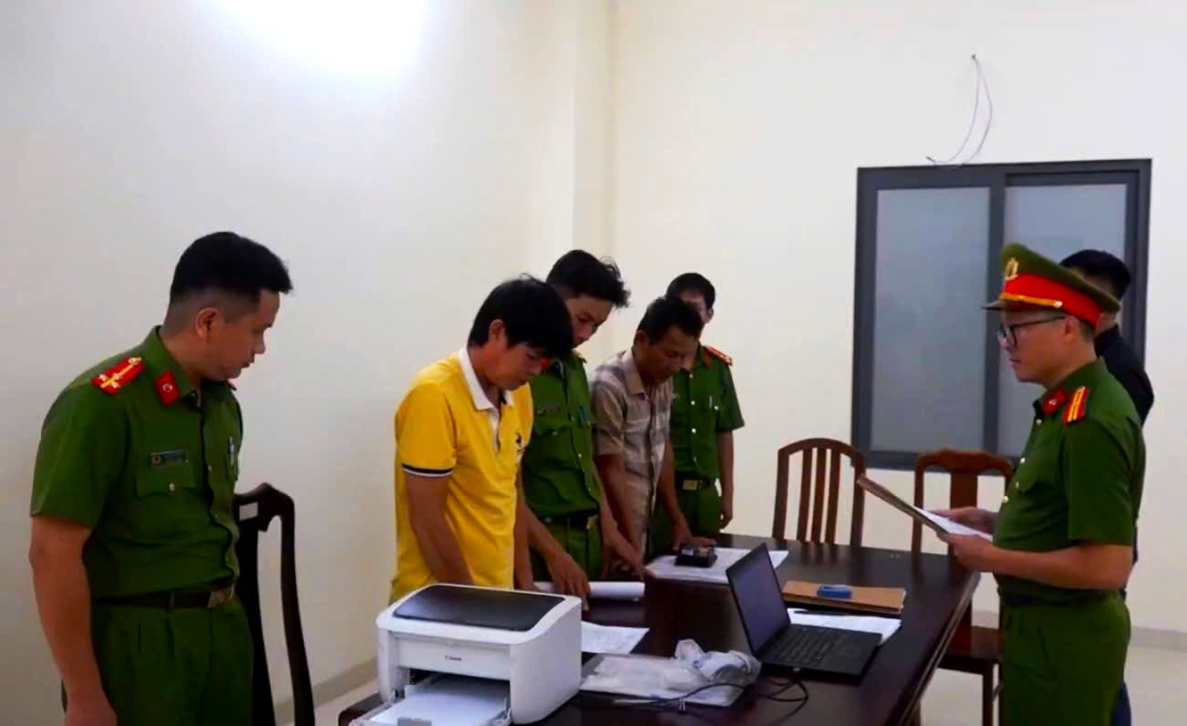 Bắt 2 huấn luyện viên bóng đá ăn chặn 2,7 tỷ đồng của vận động viên 