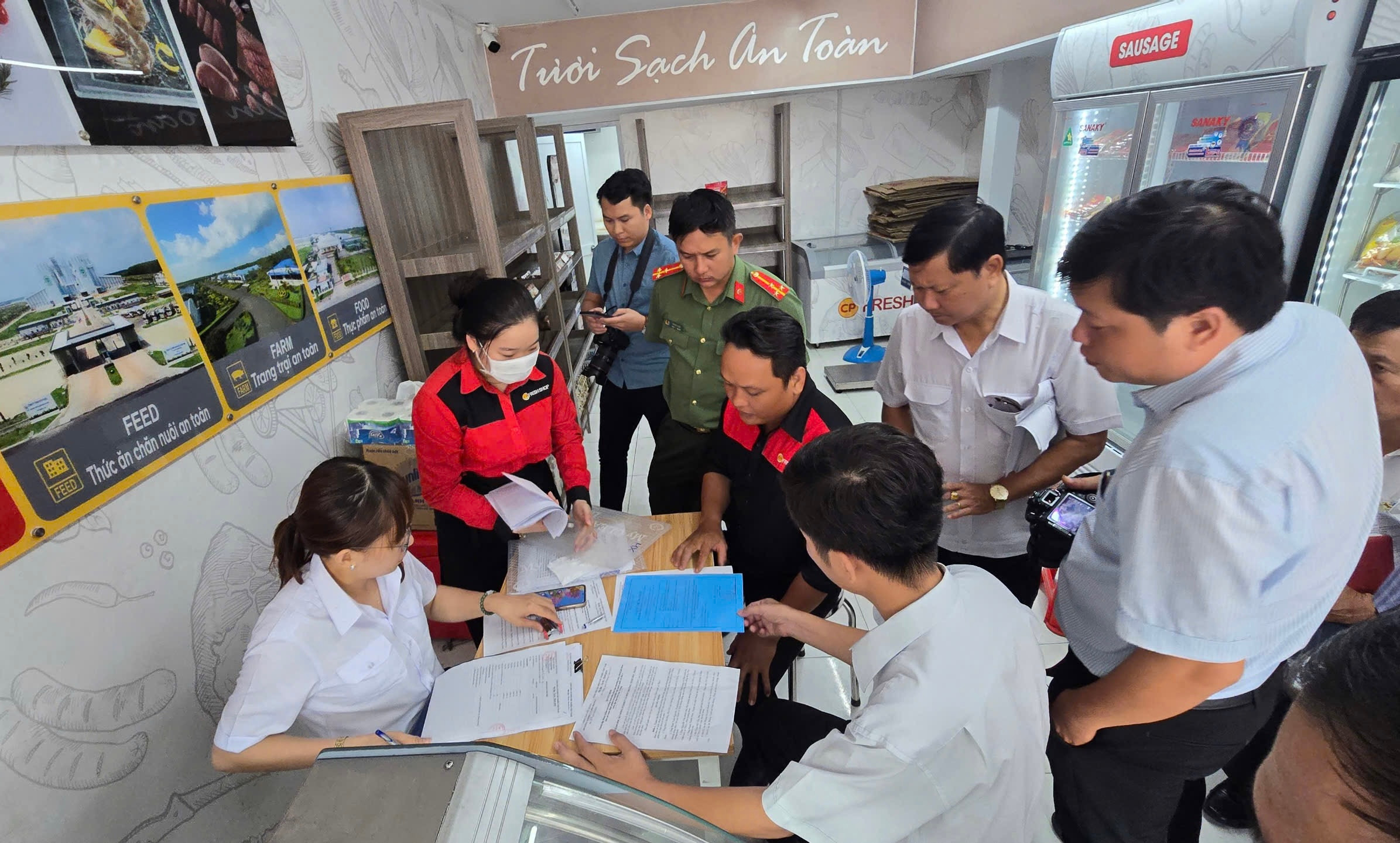 Đoàn kiểm tra mời chủ các cửa hàng Fresh Shop - Công ty C.P ở Sóc Trăng làm việc