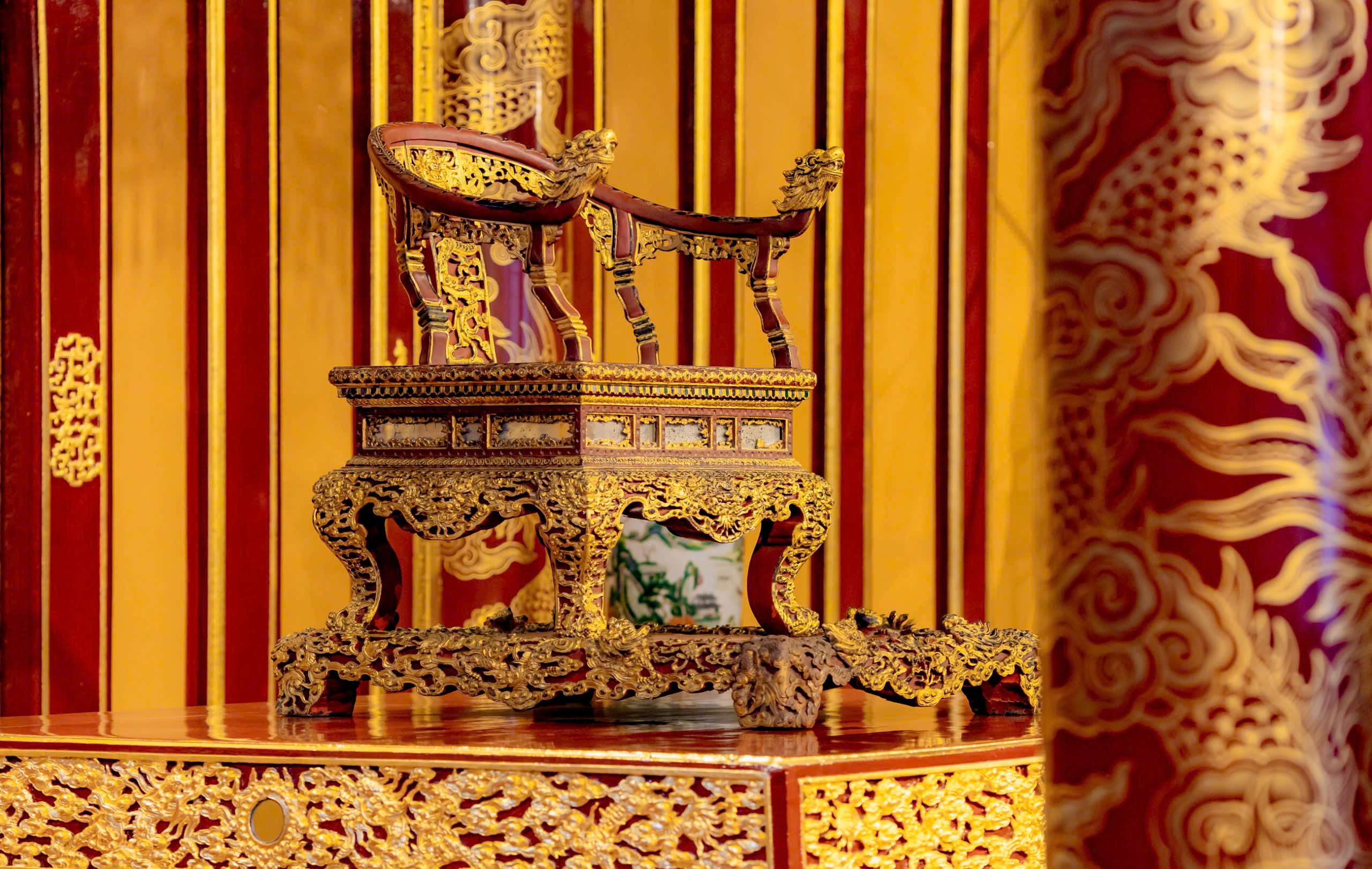 Hội đồng tìm cách 'cứu' ngai vua triều Nguyễn bị phá hoại gồm những ai? 