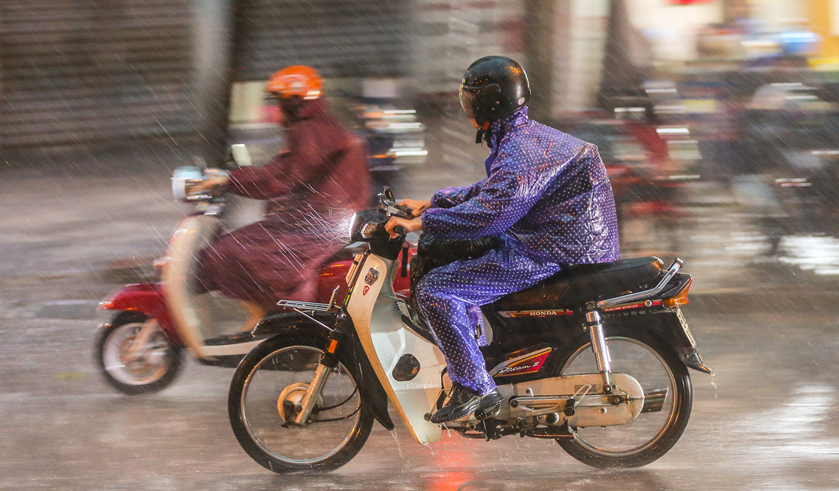 Dự báo thời tiết 10 ngày tới: Miền Bắc đón mưa lớn, miền Trung nắng nóng kéo dài