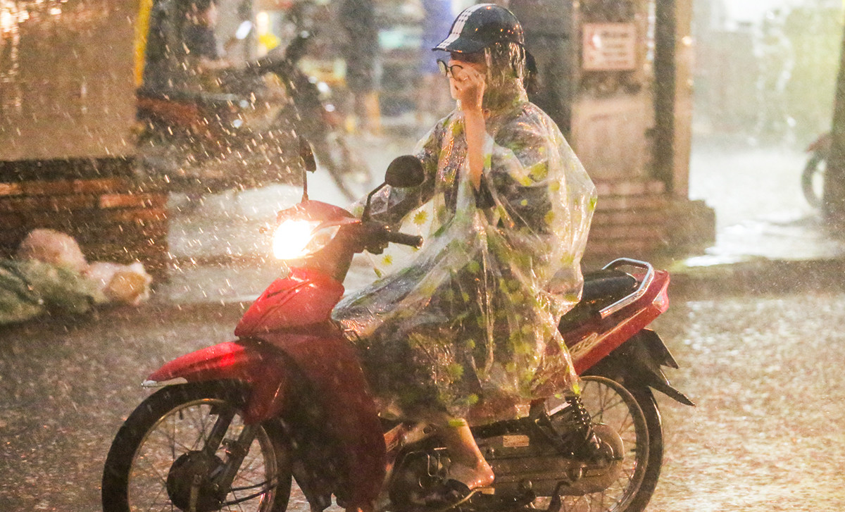 Chiều tối nay, miền Bắc đón mưa giải nhiệt, kết thúc chuỗi ngày nắng hơn 40°C