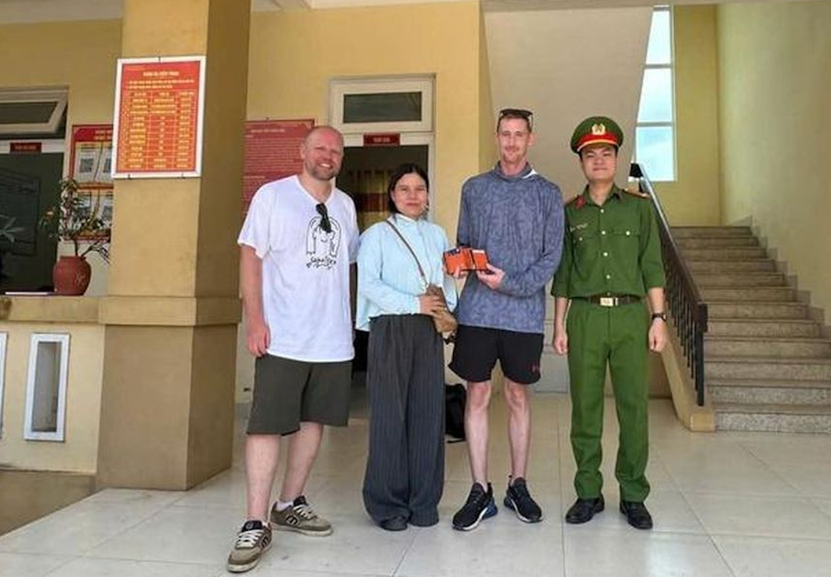 Cô giáo Vân Kiều ở Quảng Trị trả lại ví tiền cho du khách người Anh