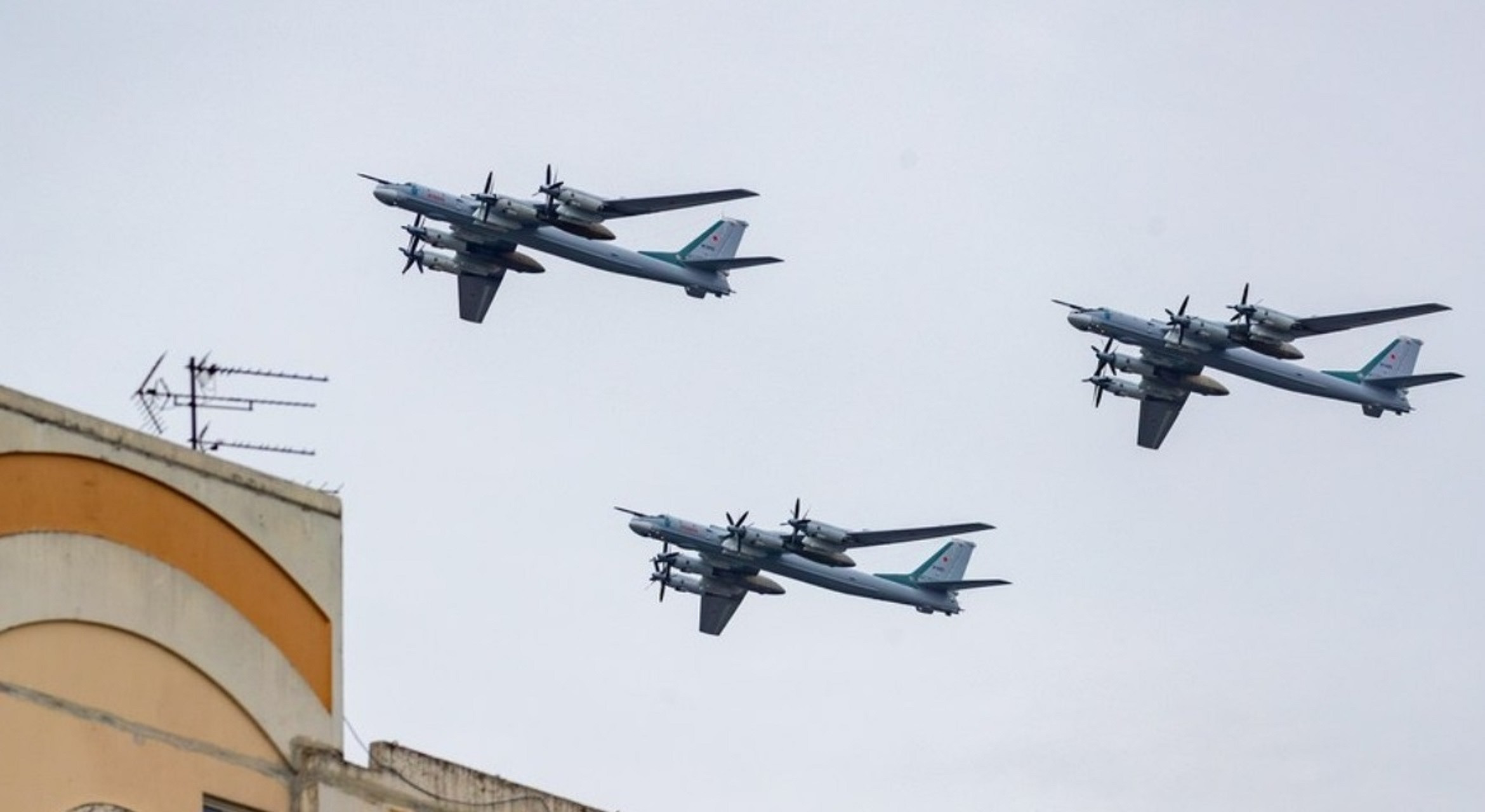 Quan chức Ukraine cập nhật số máy bay Nga bị phá hủy: 13 chứ không phải 40?