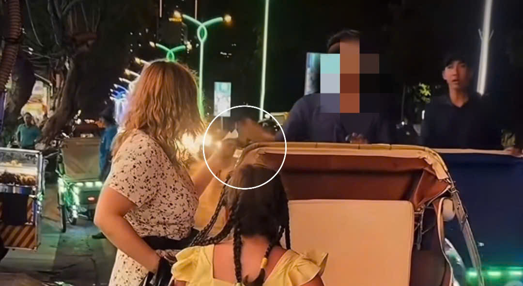 Người lái xích lô xin lỗi du khách nước ngoài sau hành động 'giật tiền'