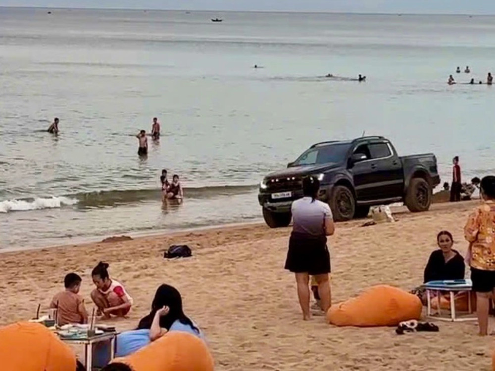 Khởi tố tài xế xe bán tải phóng ào ào, bóp còi inh ỏi trên bãi biển Tuy Hòa