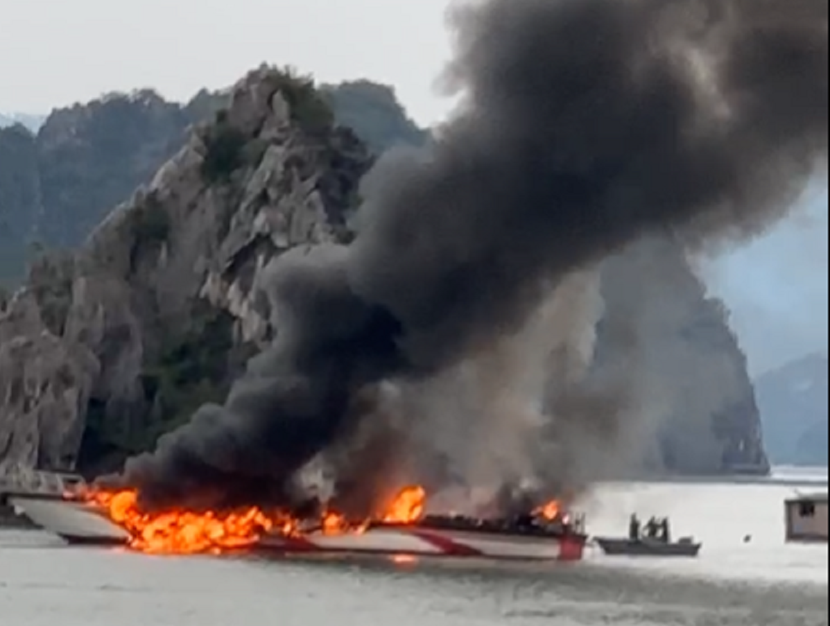 Tàu du lịch bốc cháy dữ dội trên vịnh Bái Tử Long