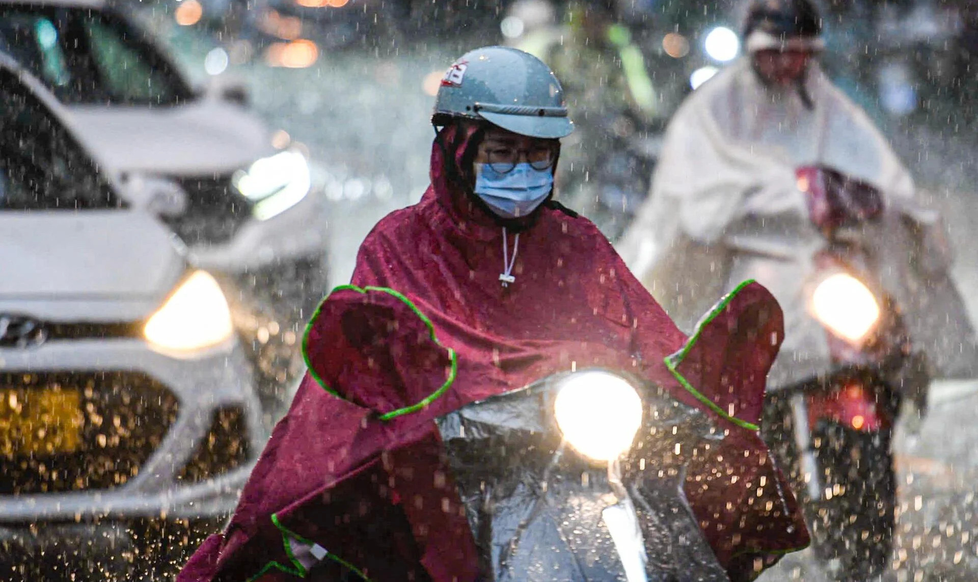 Hà Nội đón ‘cơn mưa vàng’ sau những ngày nắng nóng