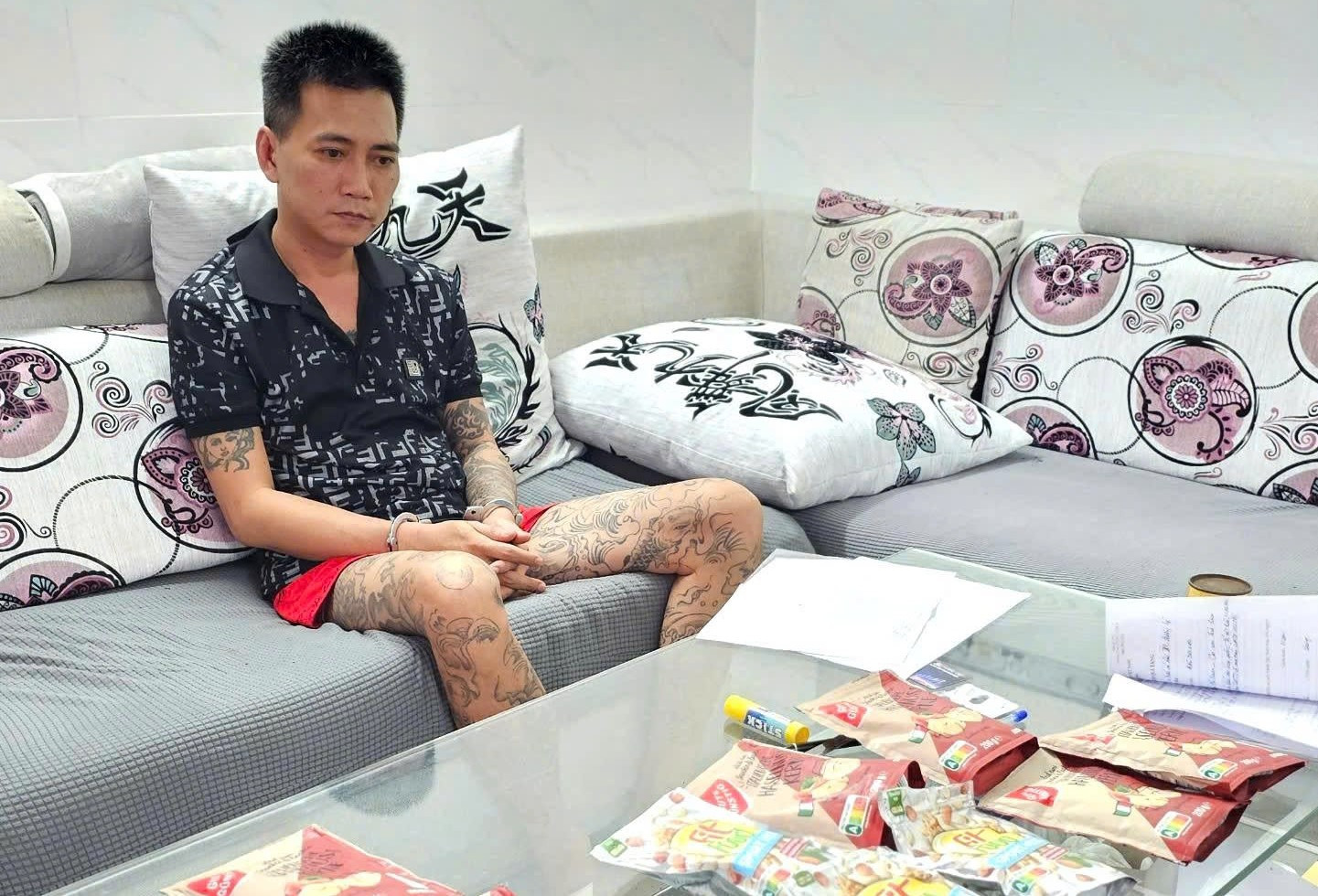 Giấu 5.000 viên thuốc lắc trong gói thuốc giảm cân, gửi về Việt Nam bằng máy bay