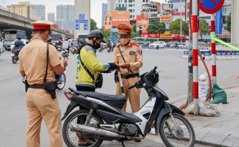 Đi lên vỉa hè vì sợ khách muộn giờ làm, tài xế xe công nghệ mất cả tháng lương