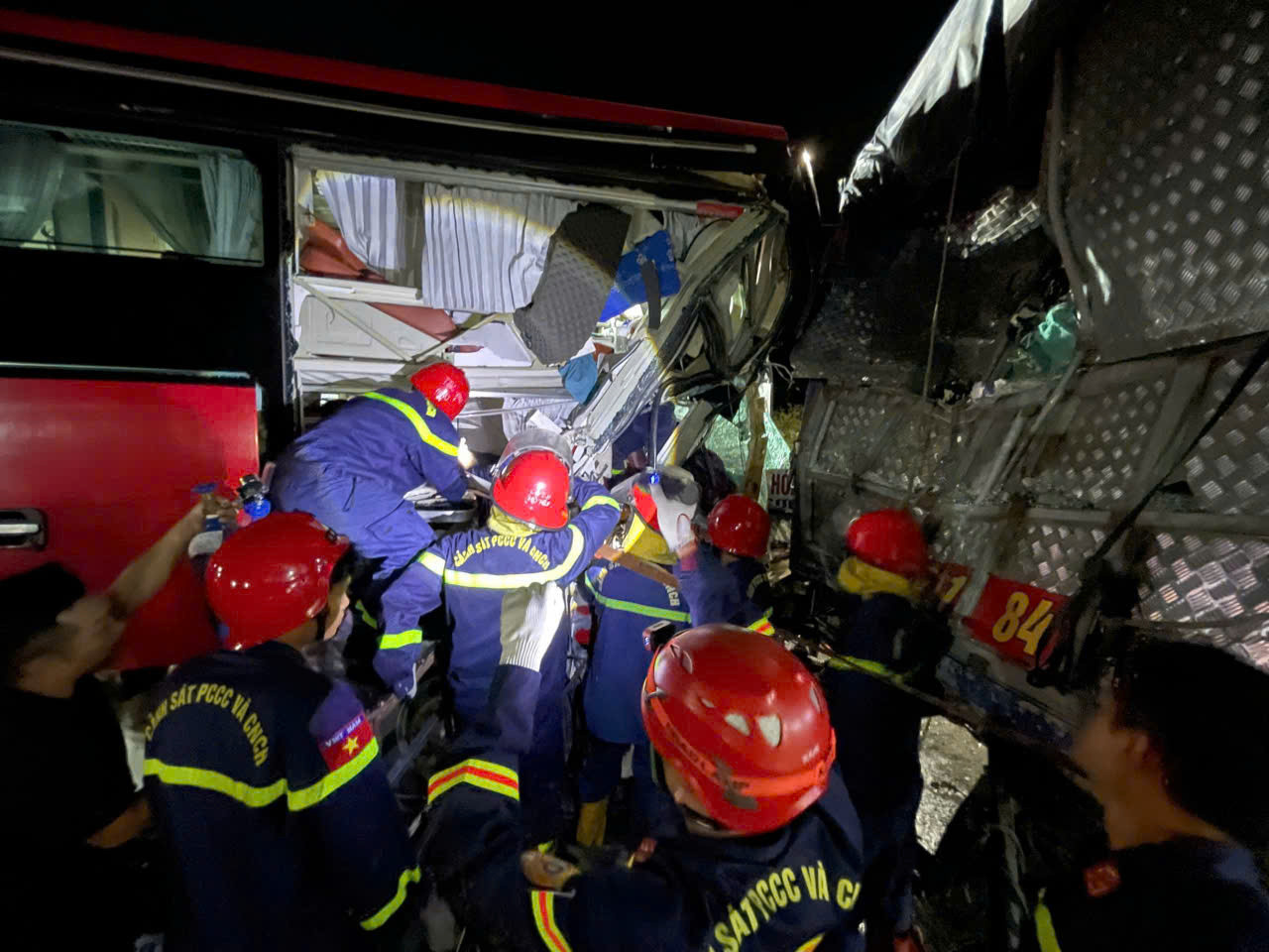 21 cảnh sát nỗ lực phá kính xe khách cứu 3 người mắc kẹt trong vụ tai nạn ở Huế