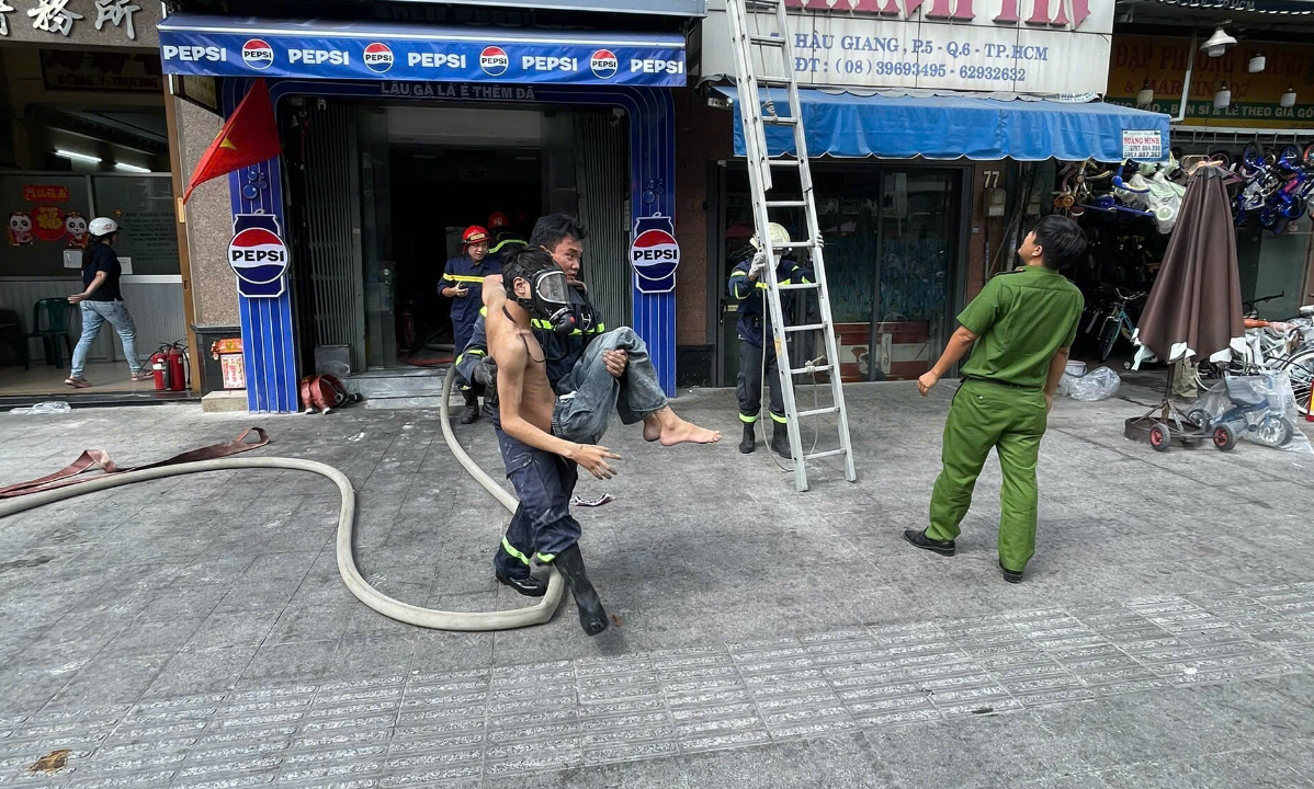 Cháy quán lẩu 6 tầng ở TP.HCM, cảnh sát cứu nhiều người thoát nạn