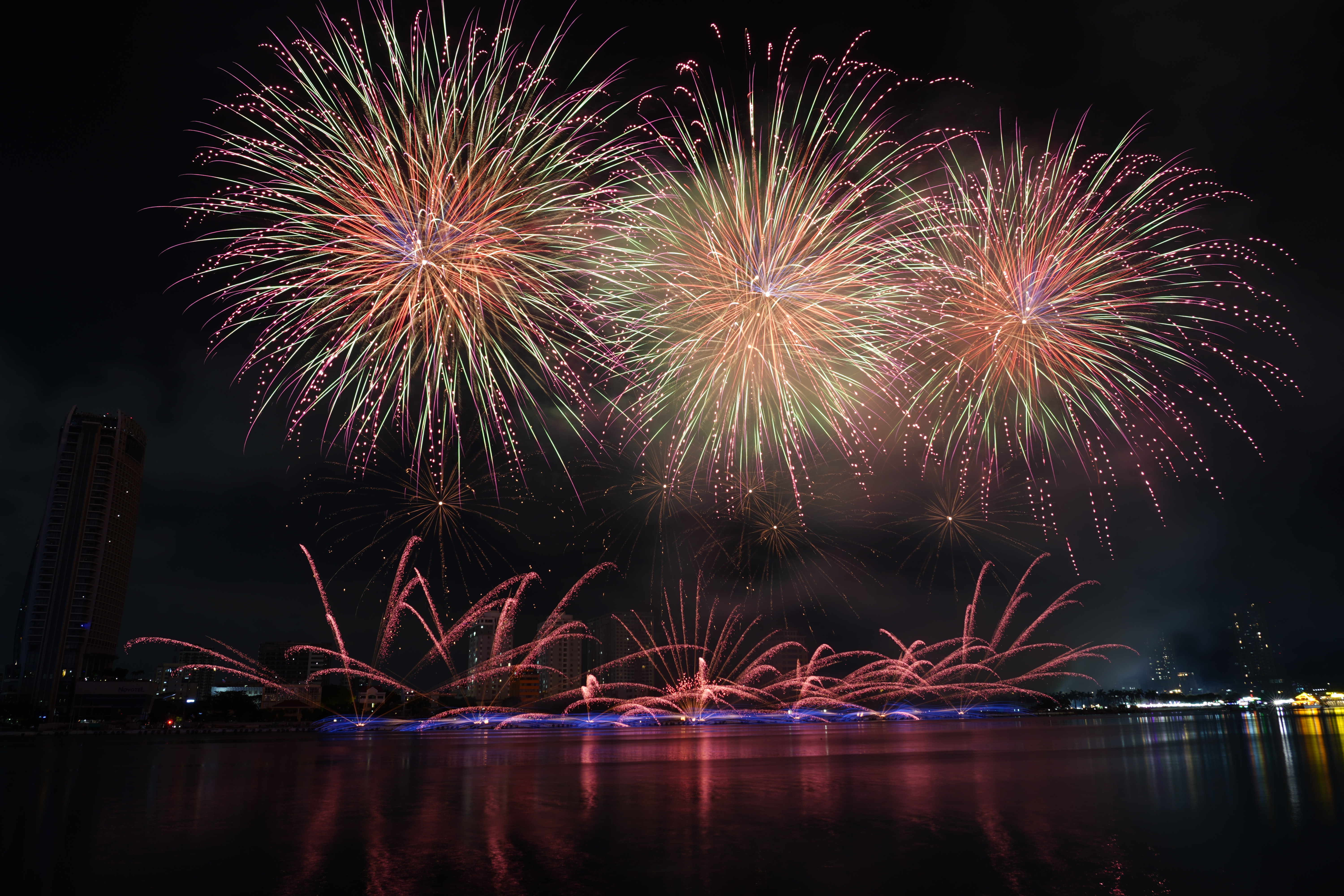 Bùng nổ 'bữa tiệc' ánh sáng trên sông Hàn trong đêm thi thứ 2 DIFF 2025