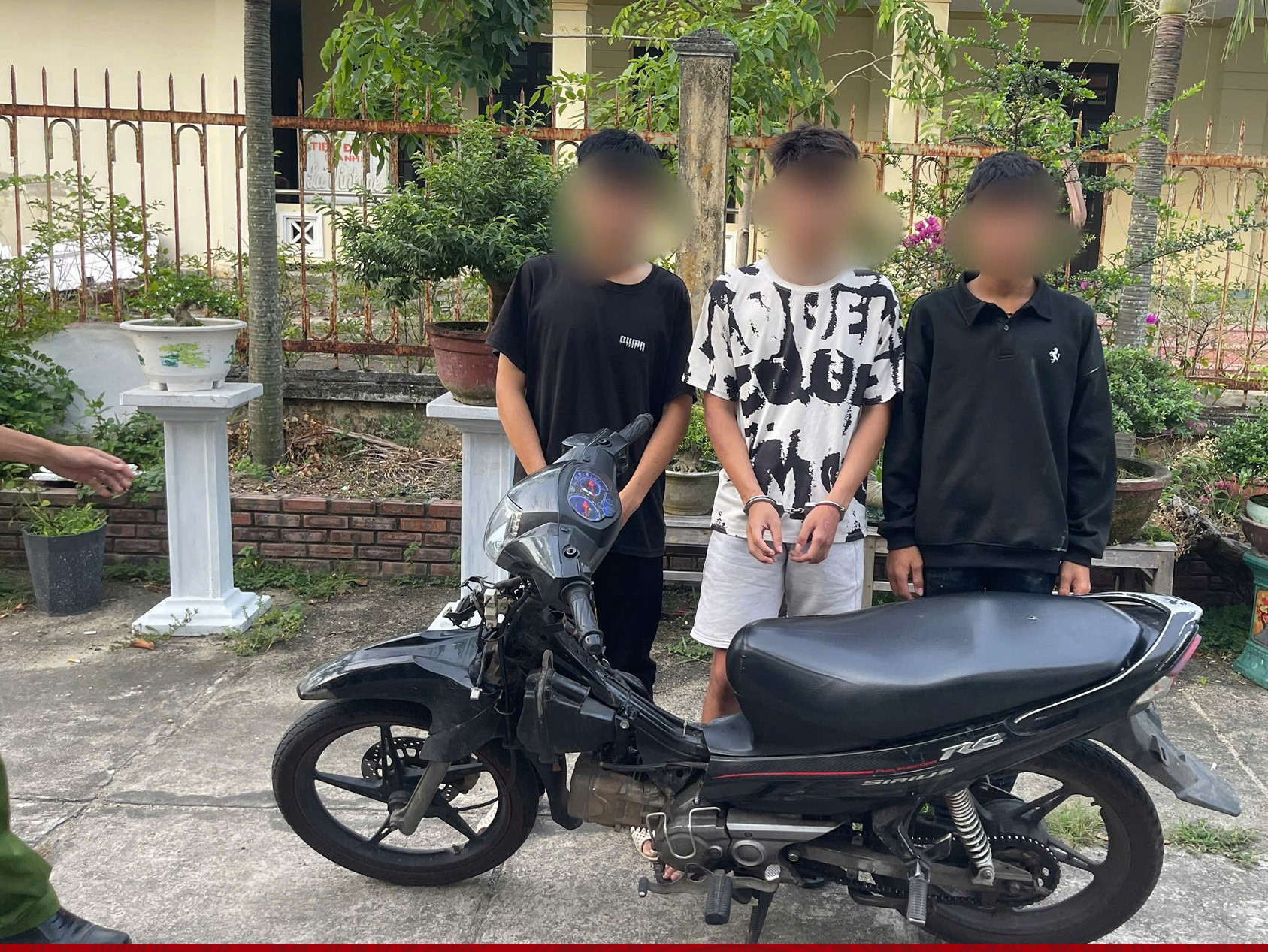 Thiếu niên cầm dao xông vào quán ăn, chém bạn trọng thương