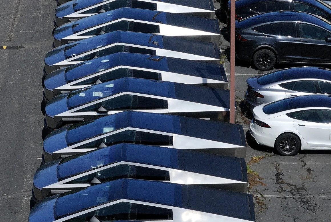 Elon Musk 'khẩu chiến' với ông Trump, Tesla khó bán xe