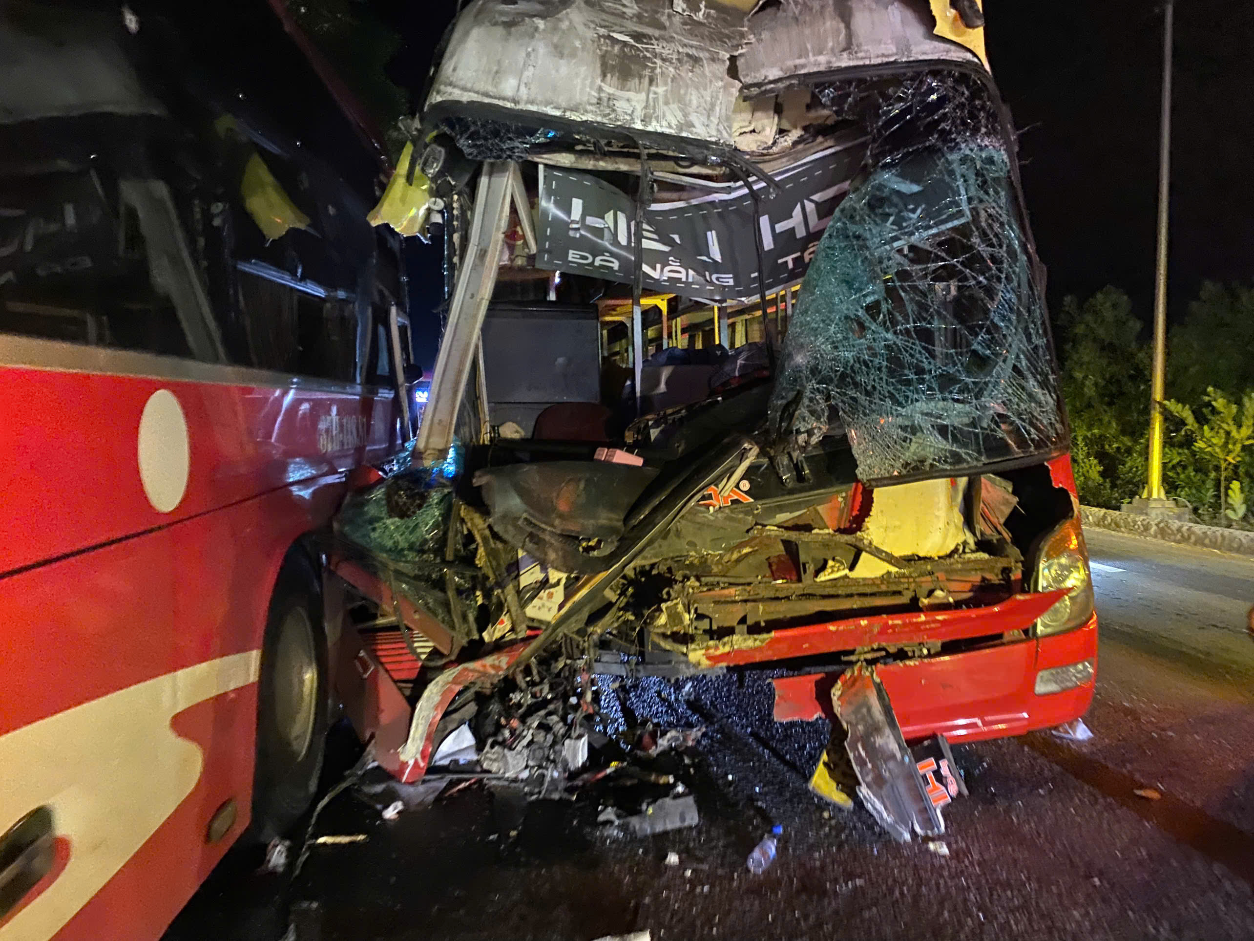 3 xe khách tông liên hoàn trong đêm, nhiều người bị thương