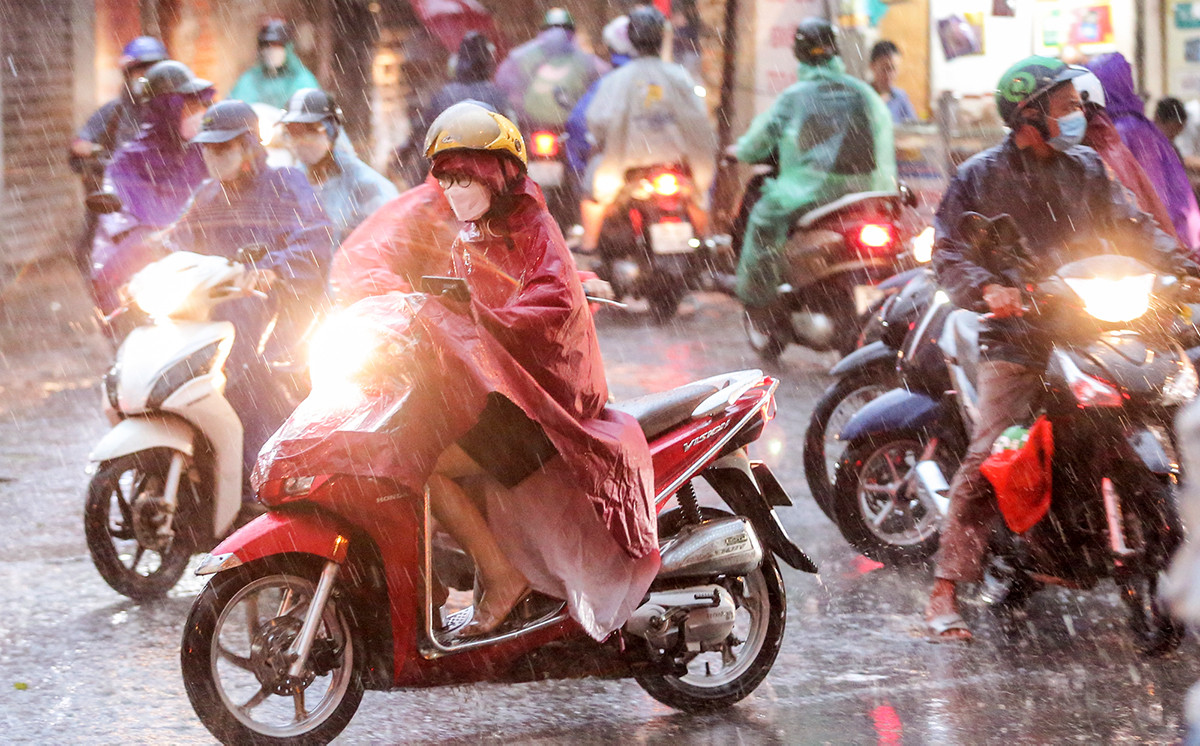 Mưa lớn từ Bắc vào Nam, cảnh báo lũ quét và sạt lở tại 15 tỉnh thành 