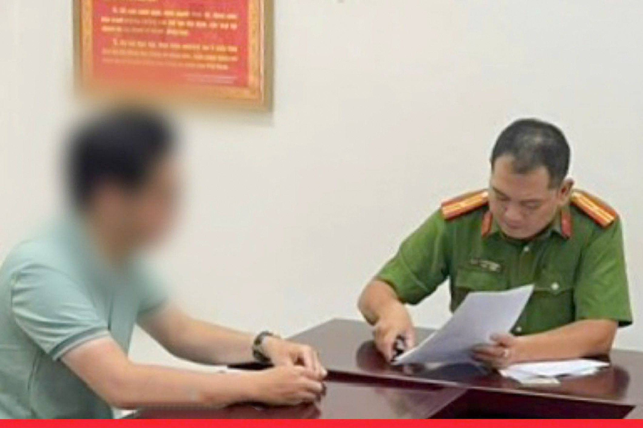 Danh tính nam thanh niên khỏa thân đuổi theo cô gái ở Hà Nội