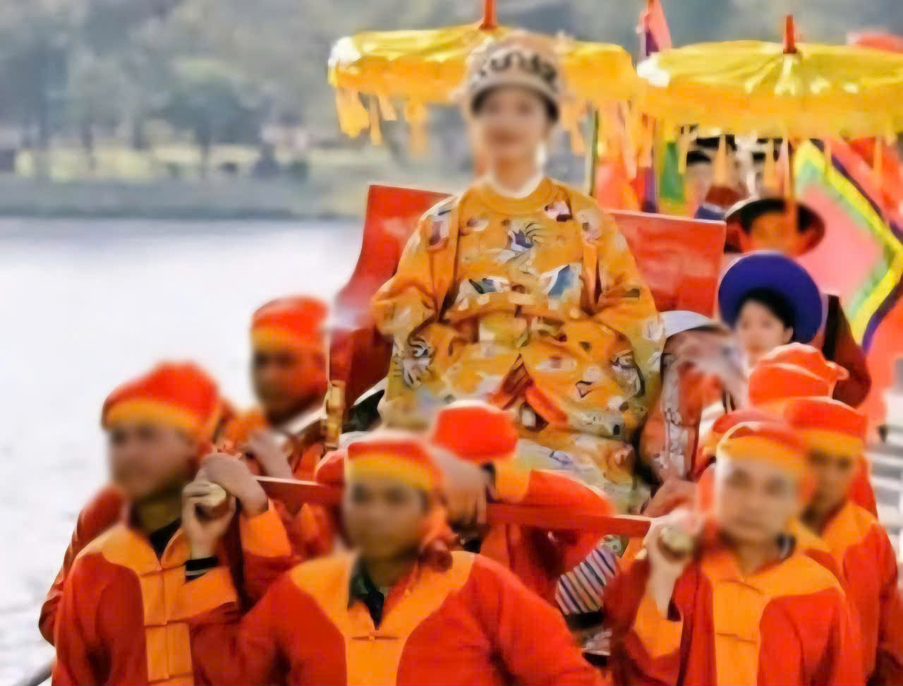 Tranh cãi chuyện tái hiện Nam Phương hoàng hậu ngồi kiệu do đội mai táng khiêng