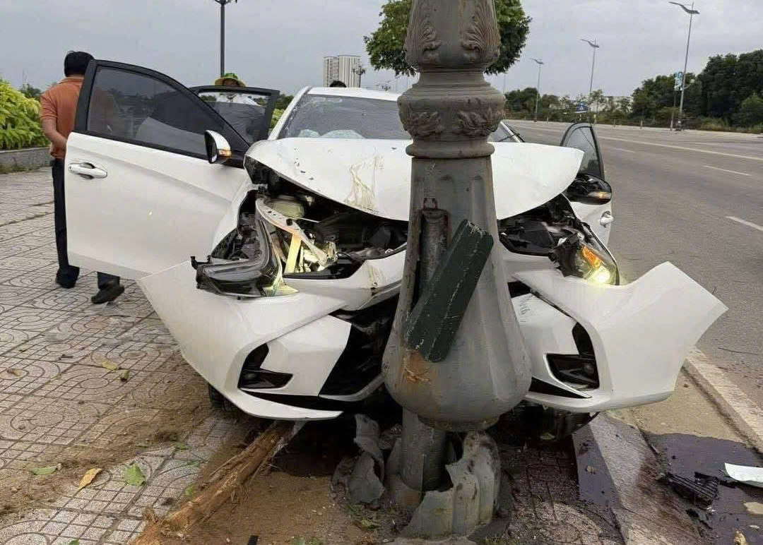 Ô tô lao lên vỉa hè đâm vào cột đèn, 3 người trọng thương