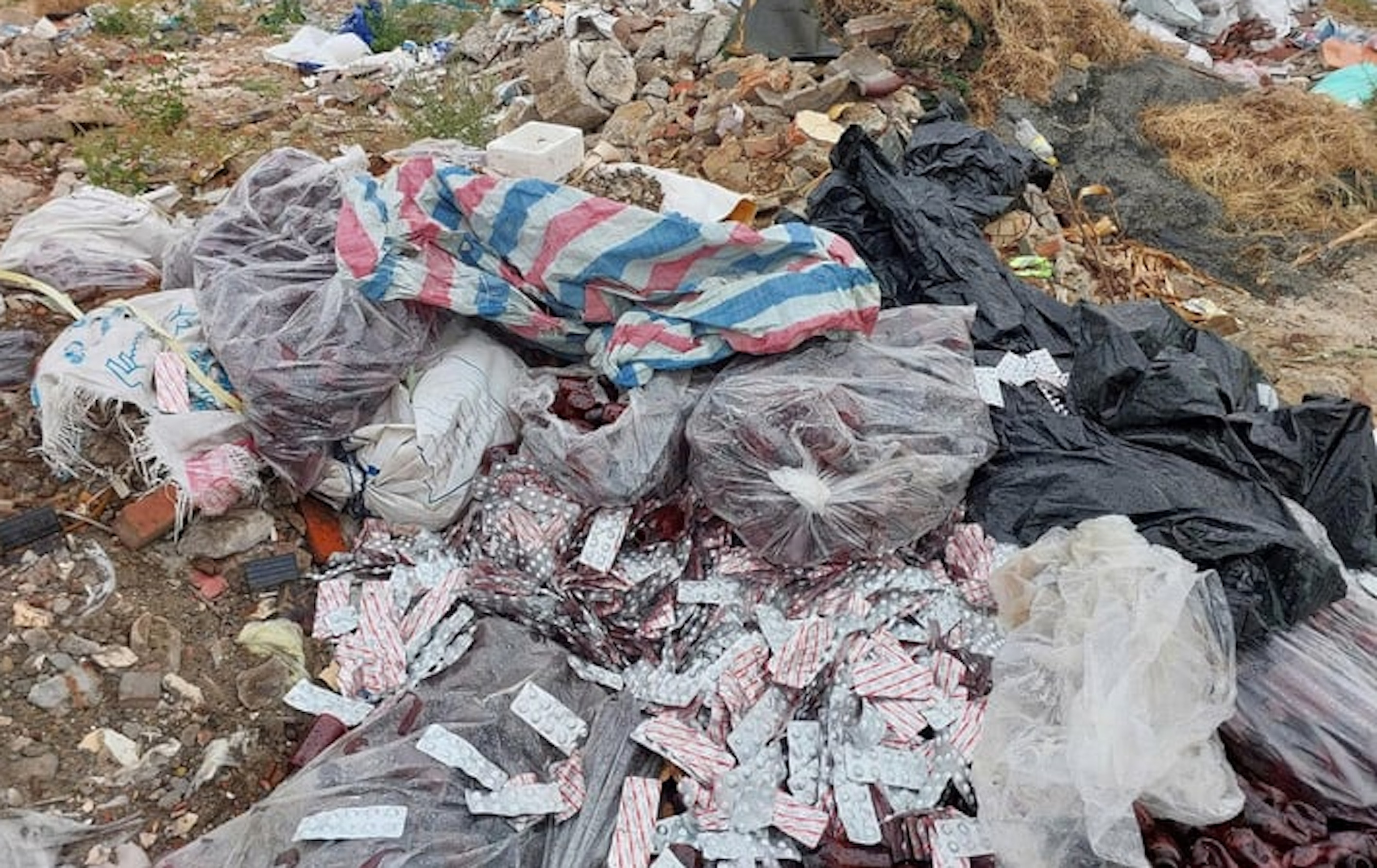 Bất ngờ chủ nhân hàng trăm vỉ thuốc còn hạn sử dụng bỏ bên đường ở Đà Nẵng