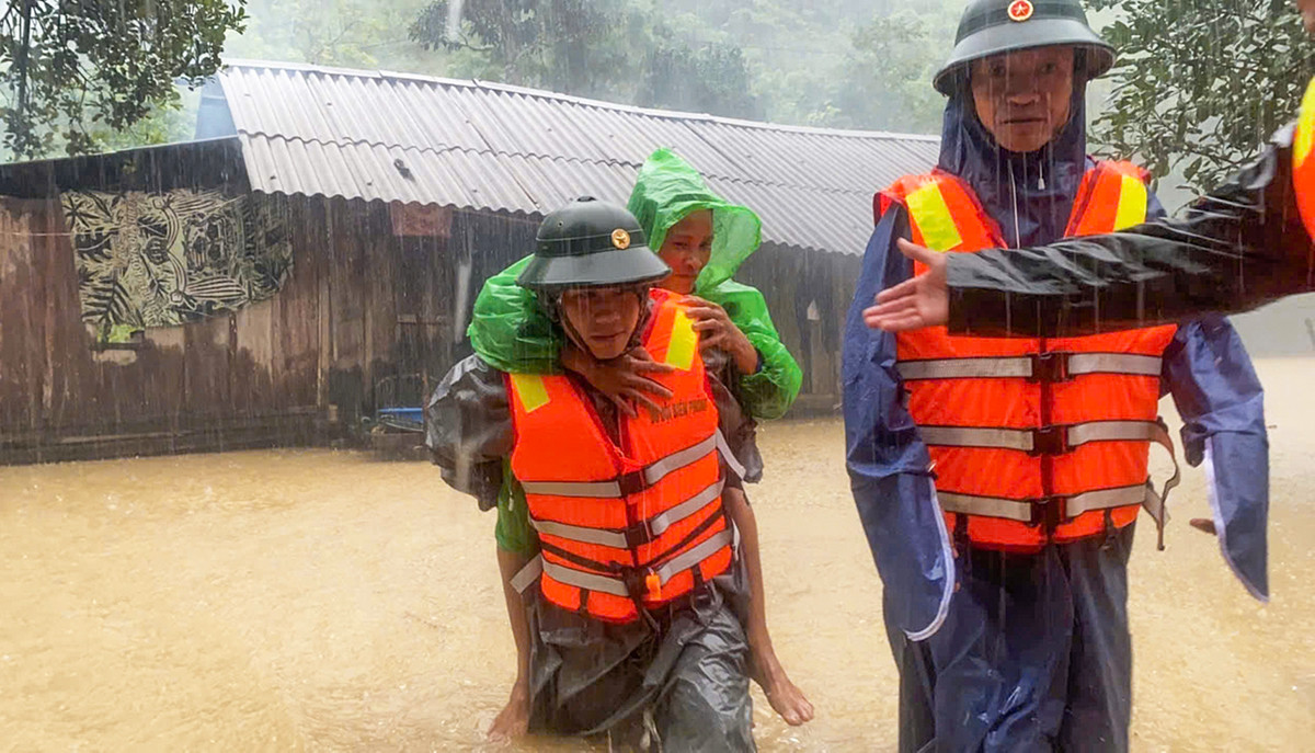 Áp thấp nhiệt đới cách Hoàng Sa 240km, miền Trung mưa trắng trời từ đêm nay