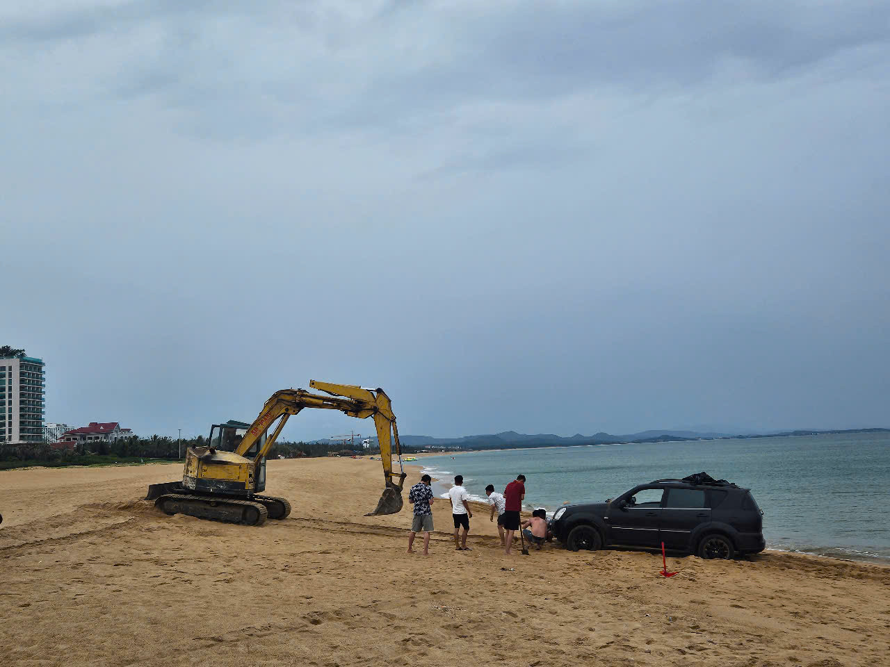 Lại thêm một chủ xe ô tô chơi ngông chạy xuống bãi biển tại Phú Yên