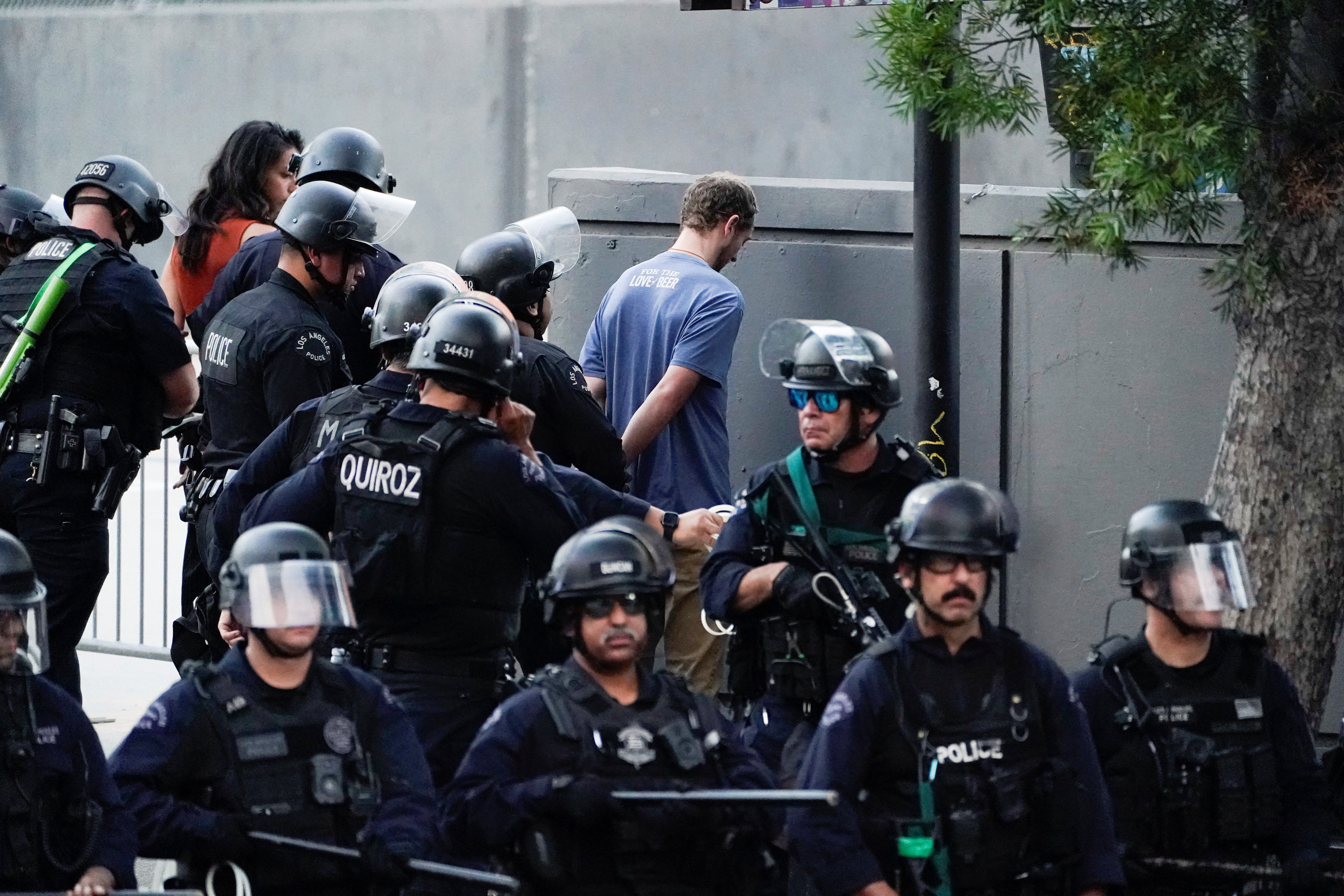 Los Angeles giới nghiêm ngày thứ hai, gần 400 người bị bắt