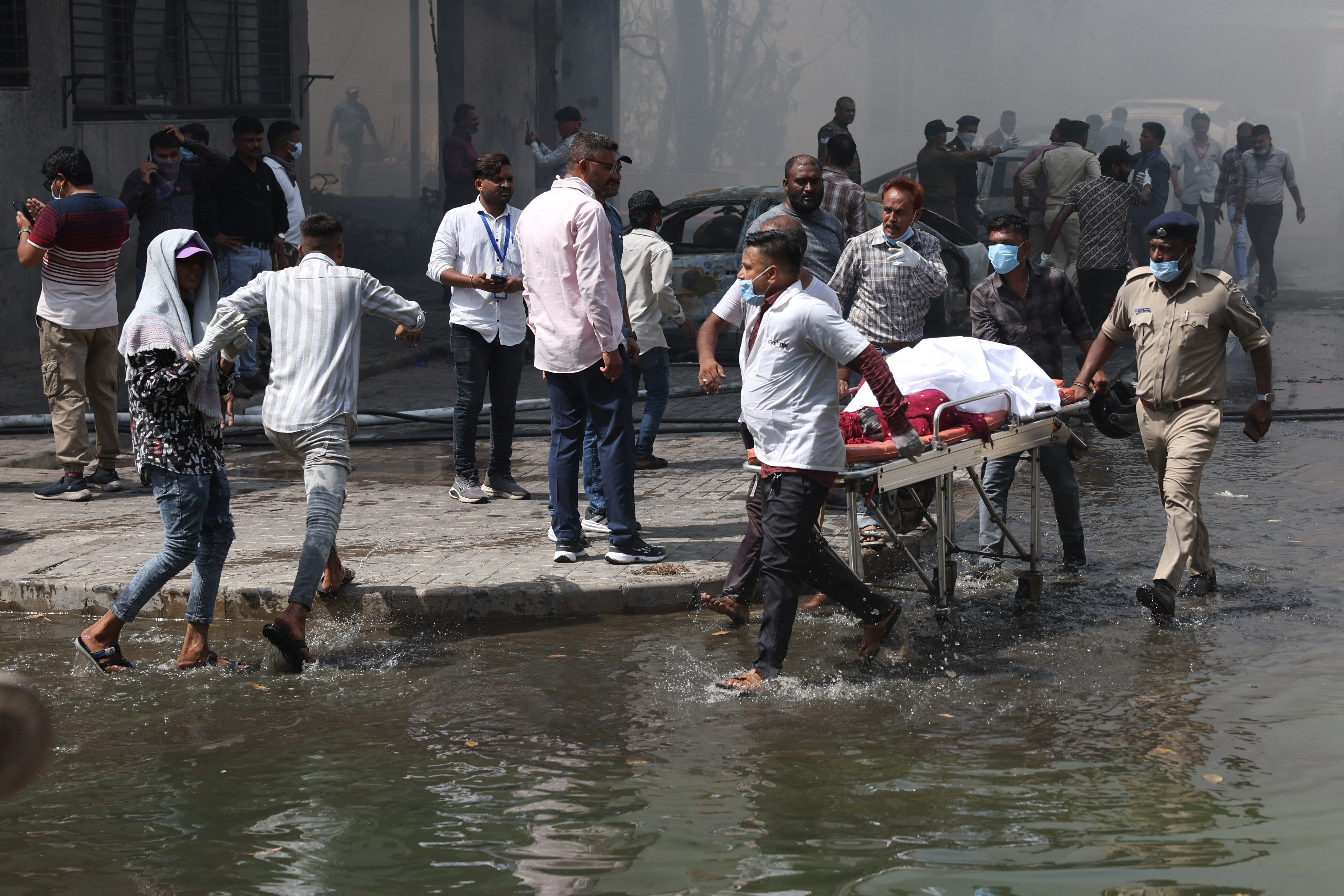 Phép màu vụ rơi máy bay ở Ấn Độ: Tìm thấy người sống sót ngồi ghế 11A