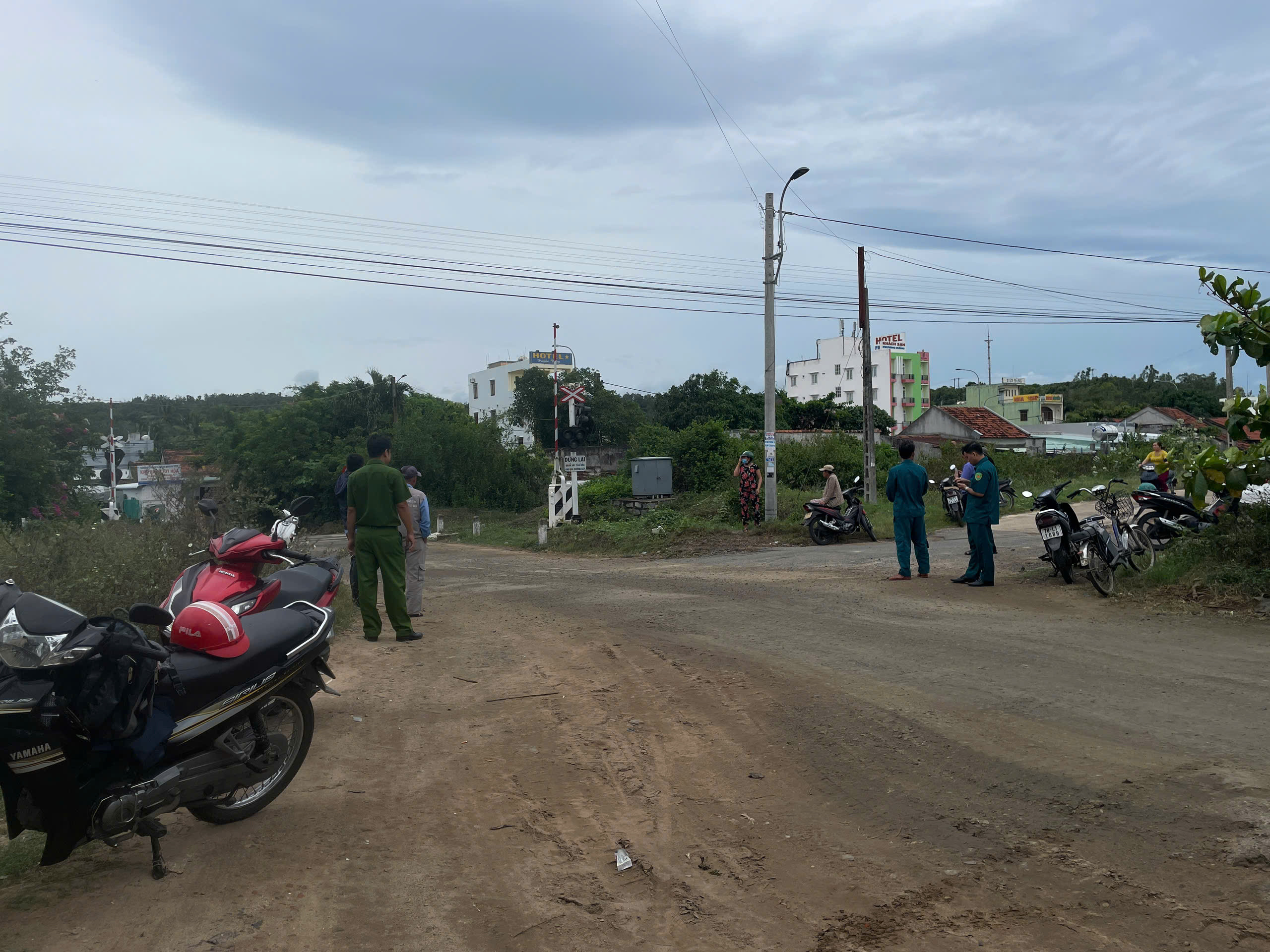 Cố băng qua đường sắt khi gác chắn hạ, 2 vợ chồng ở Phú Yên tử vong