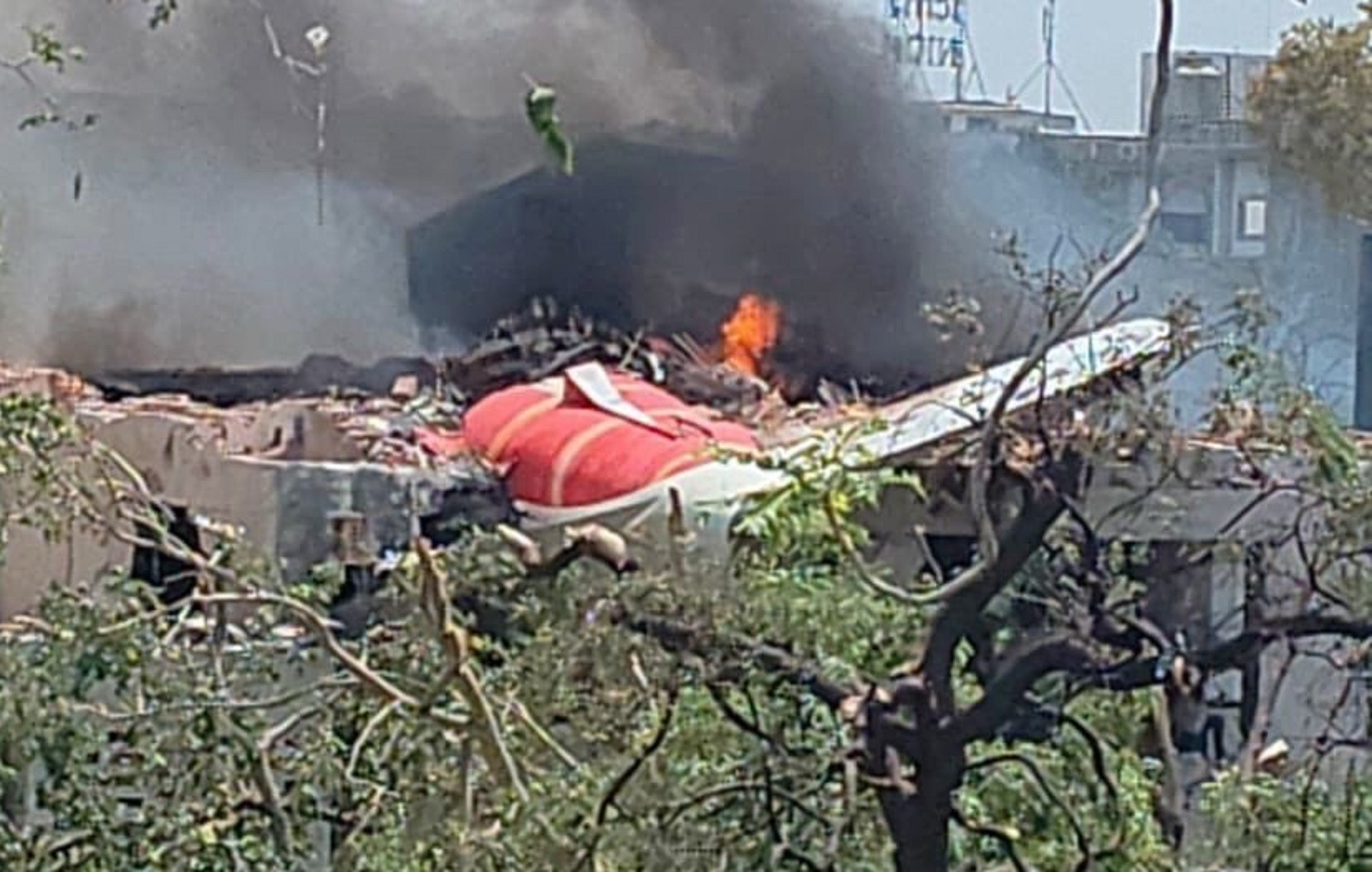 Hiện trường vụ máy bay chở 242 người rơi ở Ấn Độ