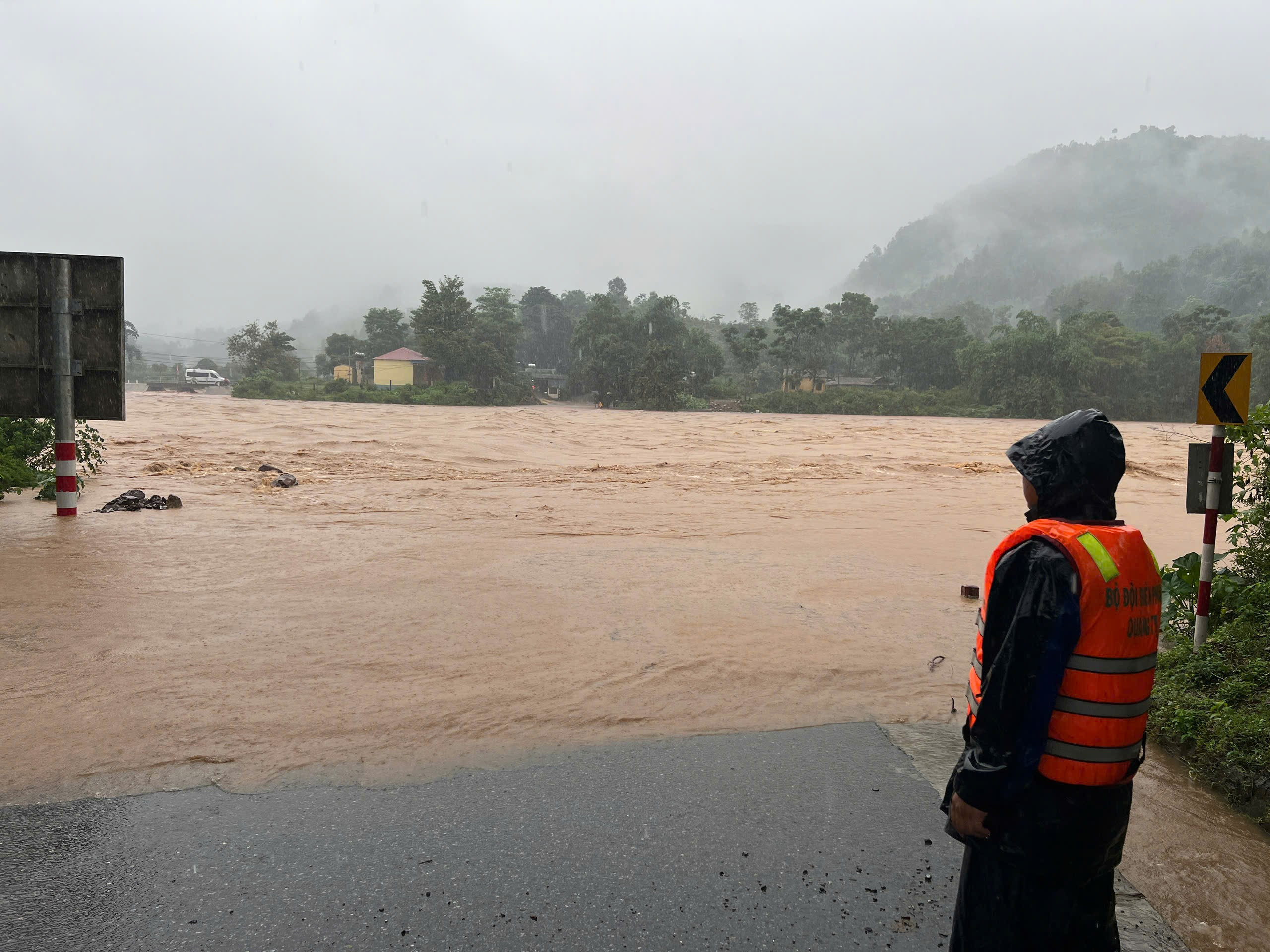 Huế - Quảng Trị mưa trắng trời, đường dẫn lên cao tốc La Sơn - Túy Loan sạt lở