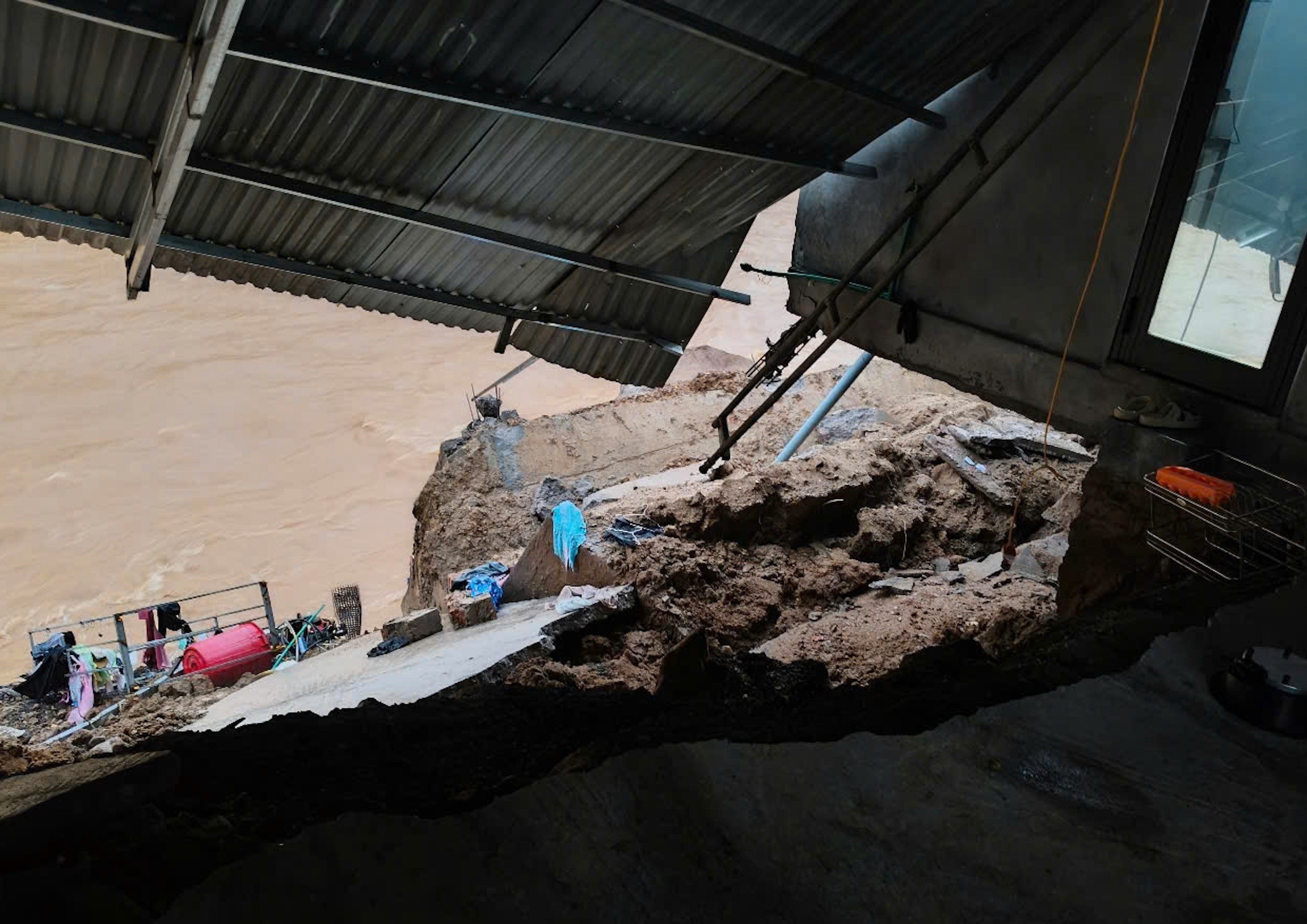 Sạt lở khiến nhà sập, cuốn trôi ô tô ở Quảng Trị