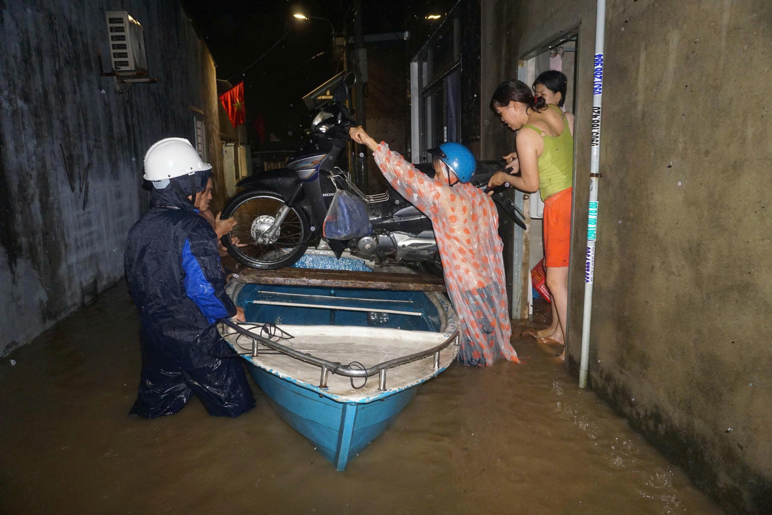 Nhiều khu dân cư ngập sâu do mưa lớn, người Đà Nẵng trắng đêm sơ tán