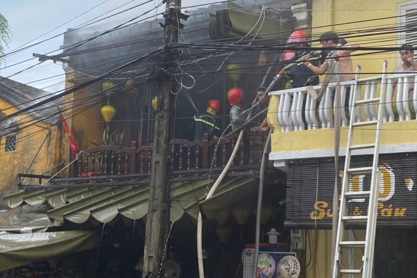Cháy cửa hàng lưu niệm ở trung tâm phố cổ Hội An