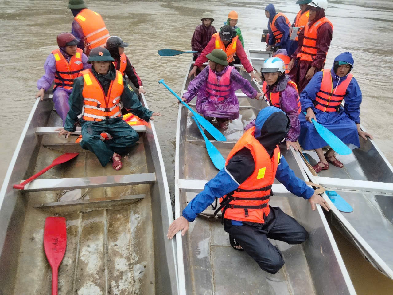 Hai chị em ruột ở Quảng Bình bị lũ cuốn mất tích trong đêm