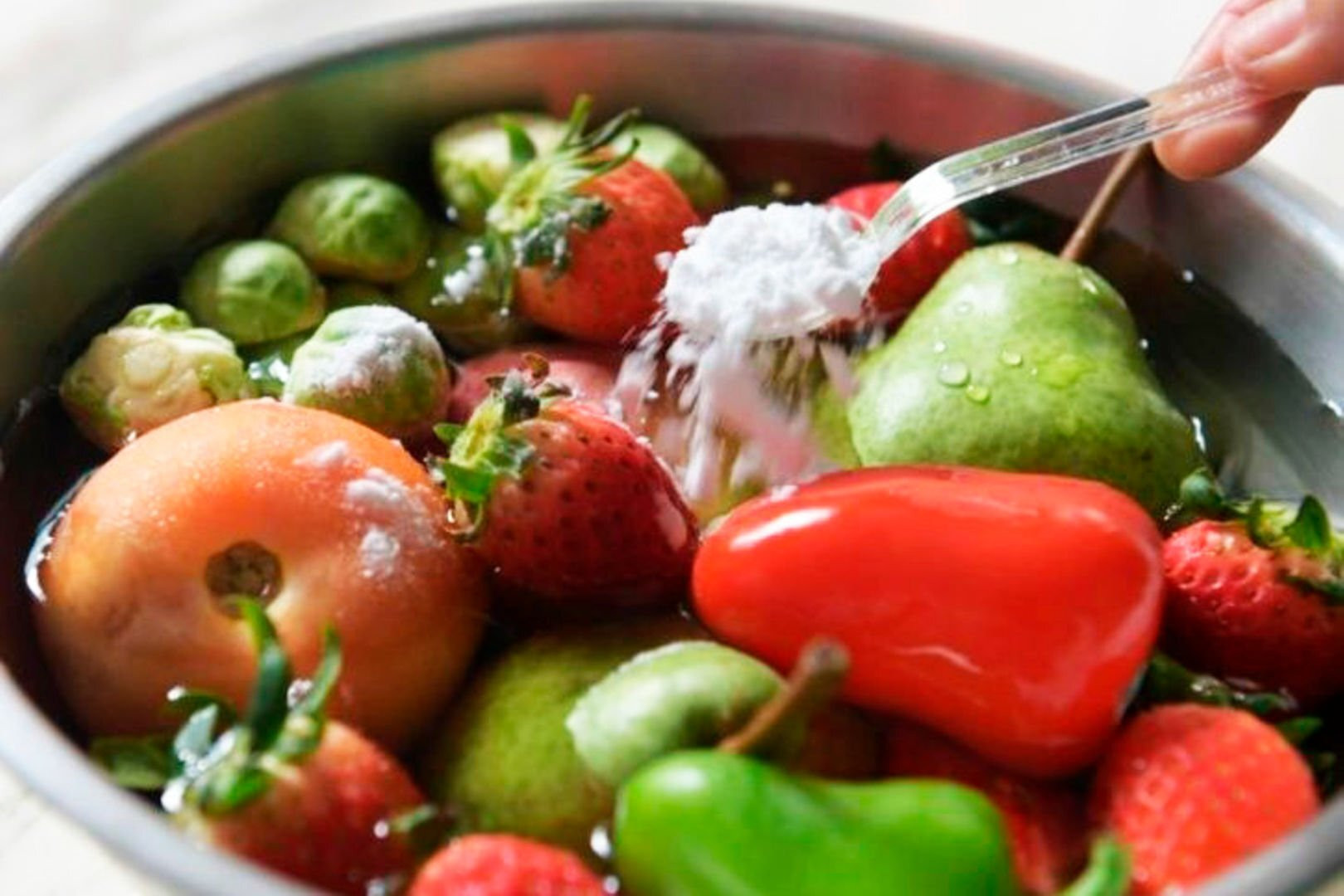 Nguy hiểm nếu tin tác dụng thần kỳ 'nước rửa rau củ loại bỏ hết hóa chất'