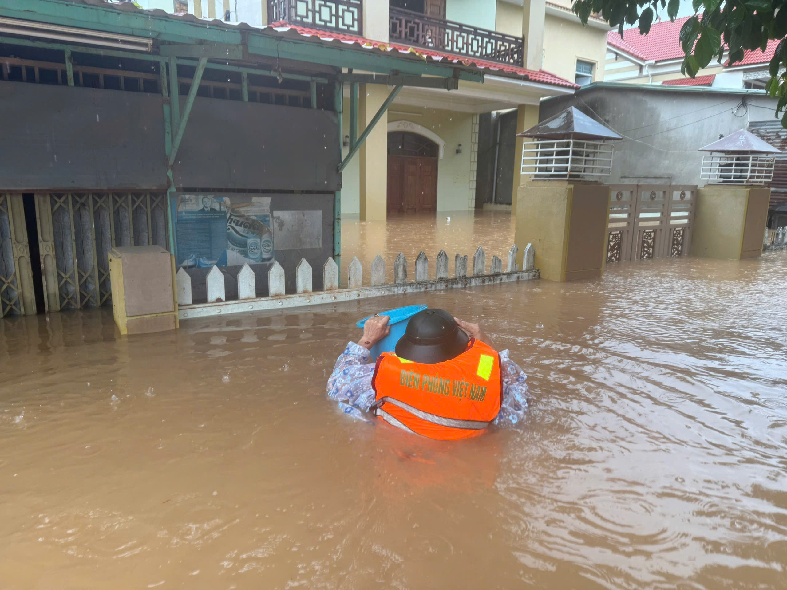 Bộ đội biên phòng vượt lũ tiếp tế các hộ dân bị cô lập ở Quảng Trị