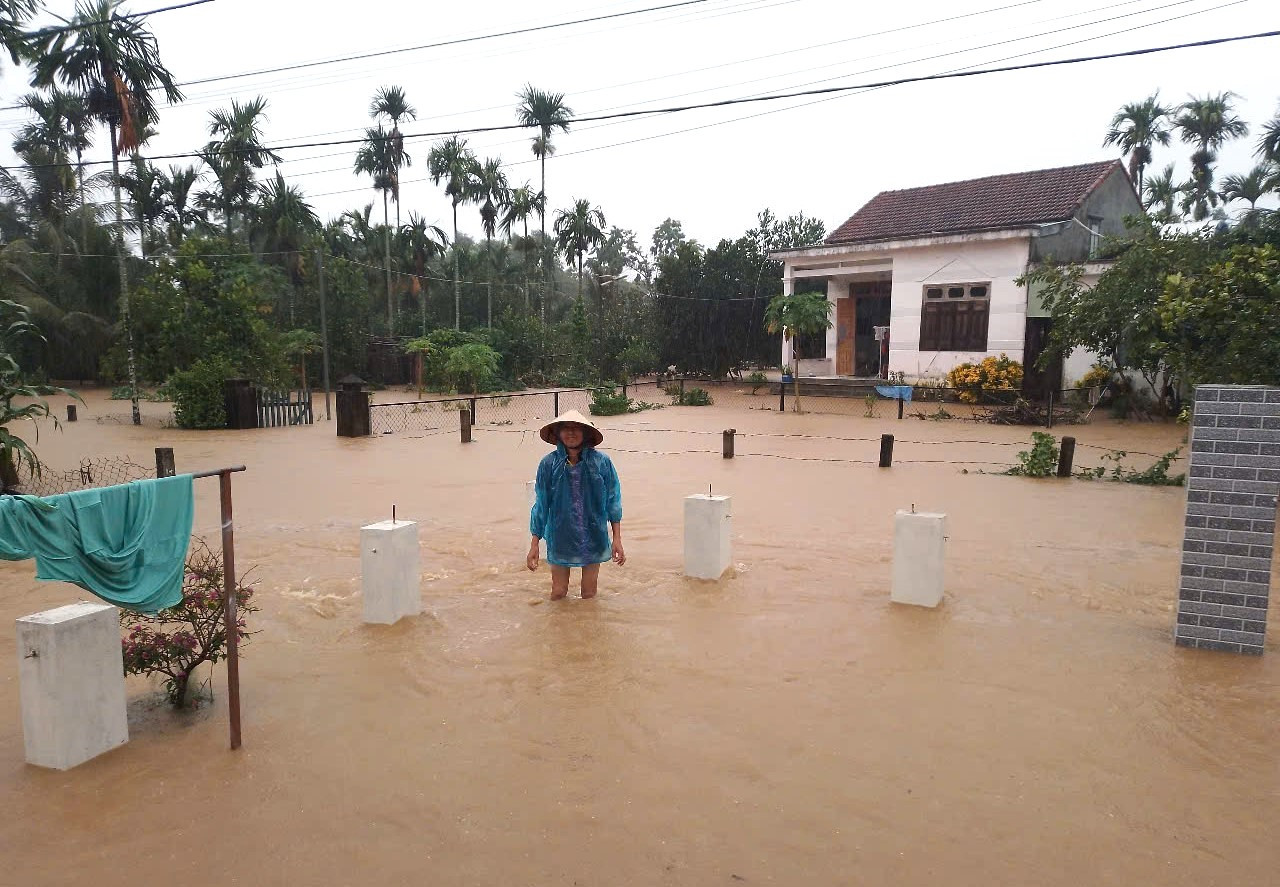 Hơn 2.700 nhà dân ở Quảng Nam, Quảng Trị chìm trong biển nước 