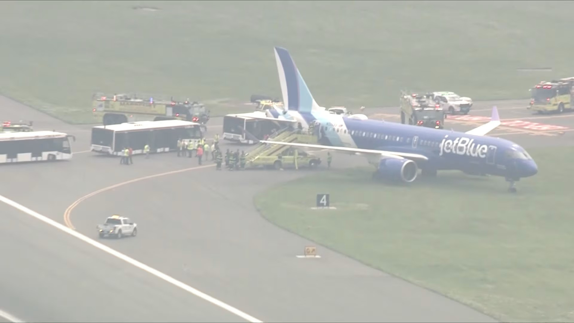 Máy bay Mỹ bất ngờ trượt khỏi đường băng khi hạ cánh