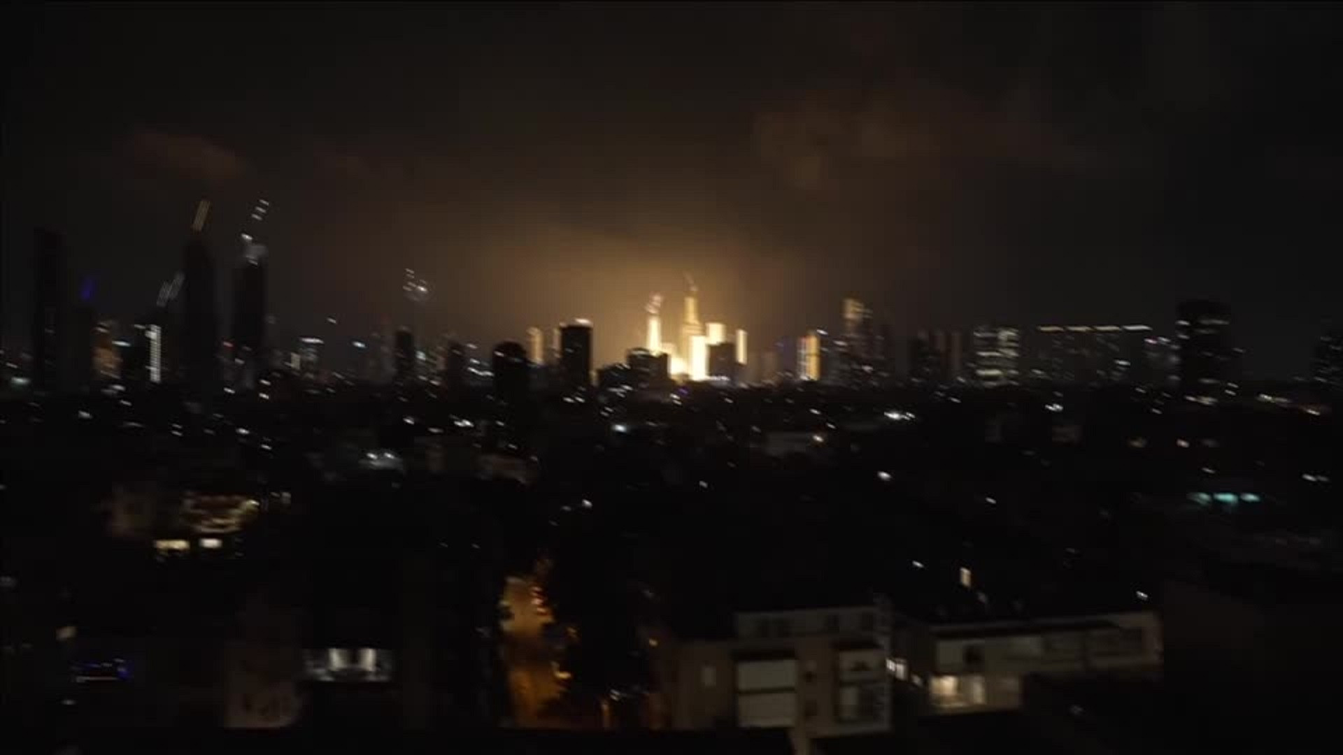 Iran tiếp tục tấn công Israel, tiếng nổ lớn vang lên ở Tel Aviv và Jerusalem