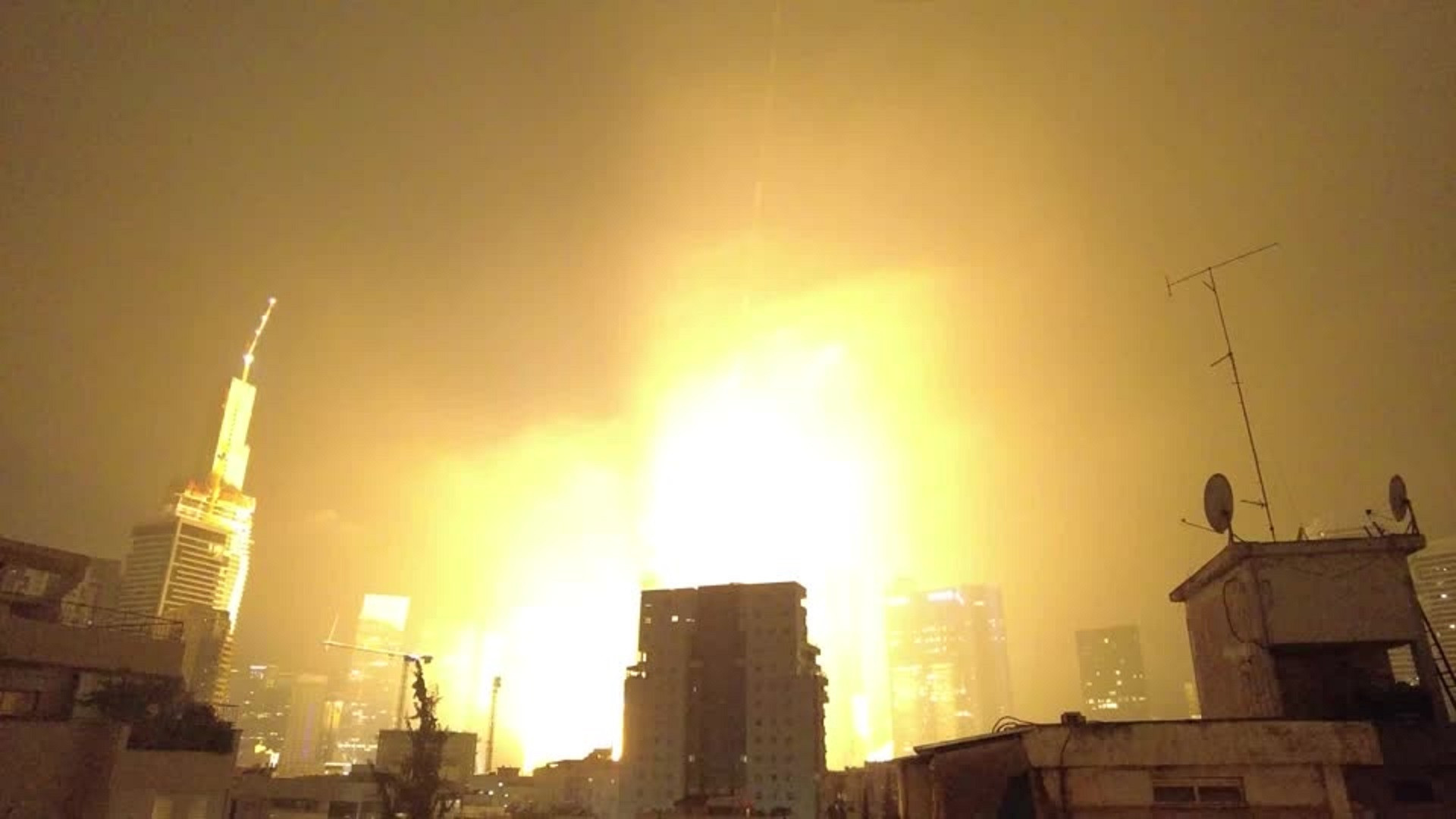 Khoảnh khắc Tel Aviv rung chuyển do trúng tên lửa Iran 