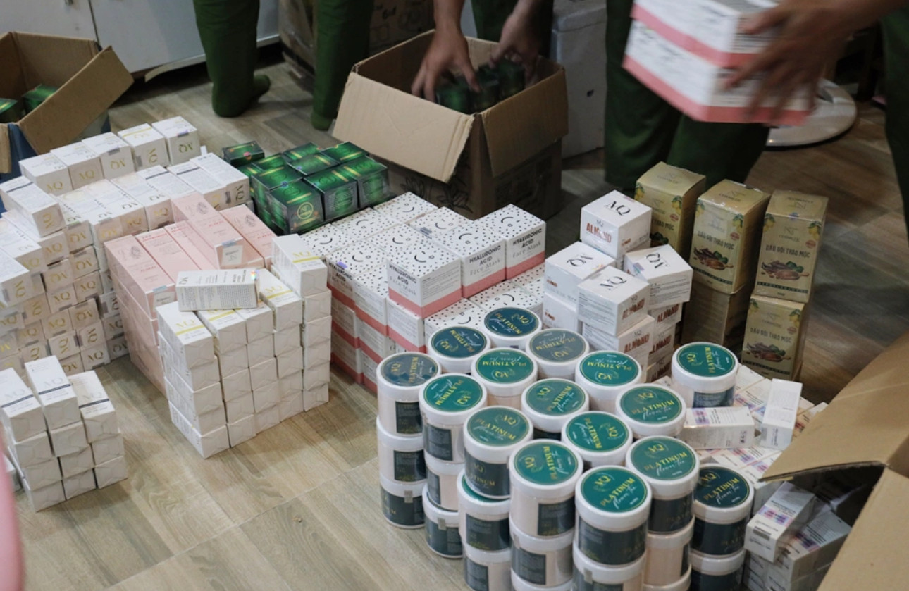 Triệt phá đường dây sản xuất 12 tấn kem trộn, rao bán trên livestream