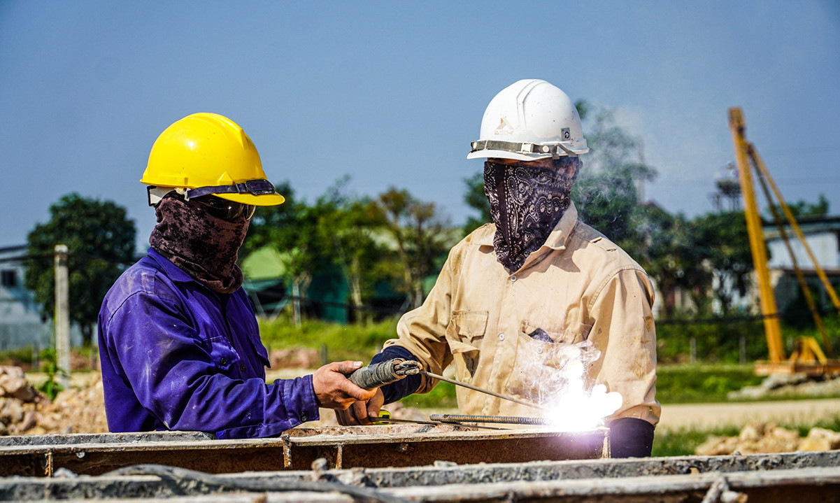 Dự báo thời tiết 10 ngày: Miền Trung nắng gắt kéo dài, miền Bắc mưa dông trở lại