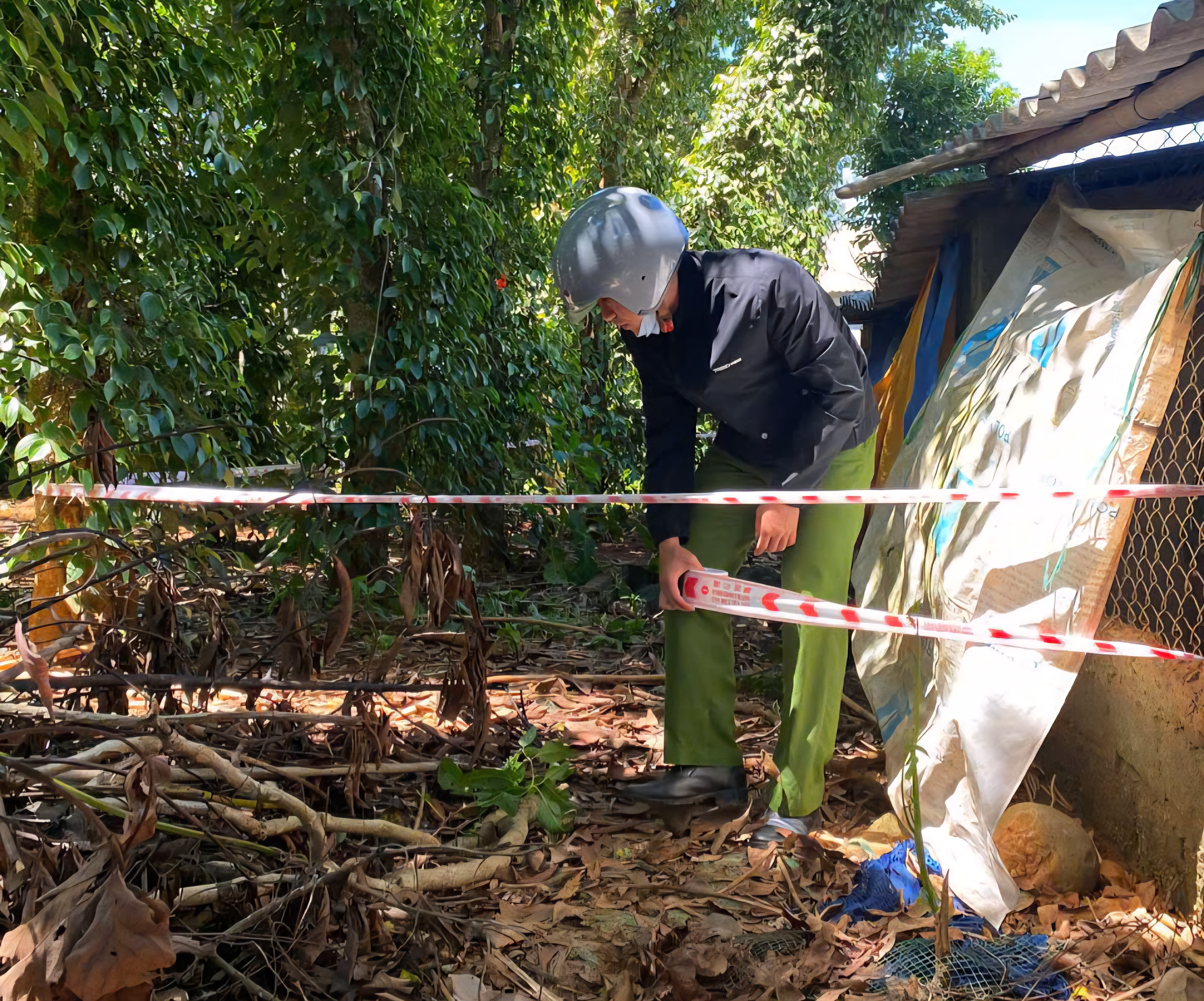 Xuất hiện 'hố tử thần' chưa xác định độ sâu trong vườn nhà dân ở Quảng Trị