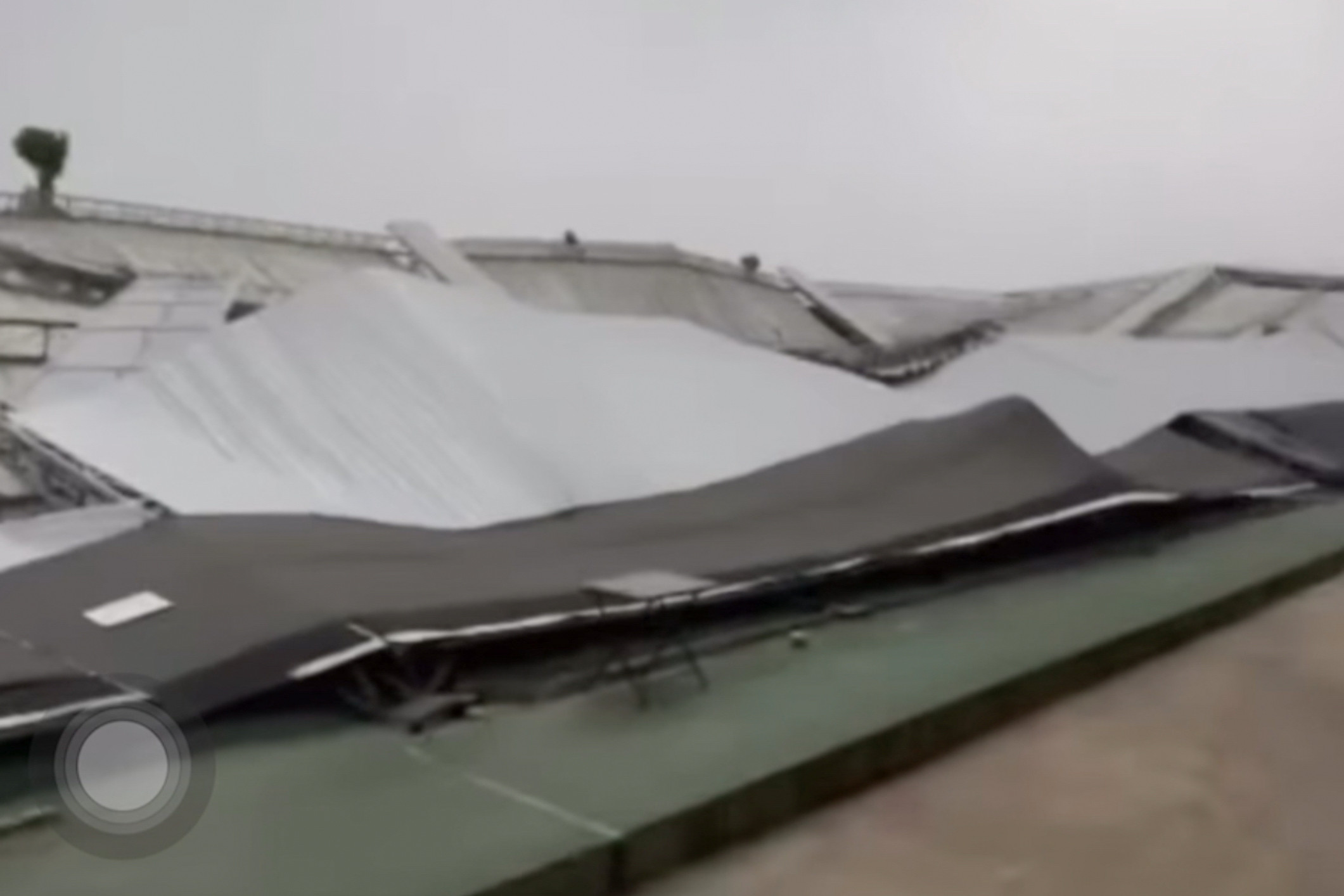 Gió lớn tại Hà Nội khiến mái tôn sân pickleball bị sập, nhiều người tháo chạy