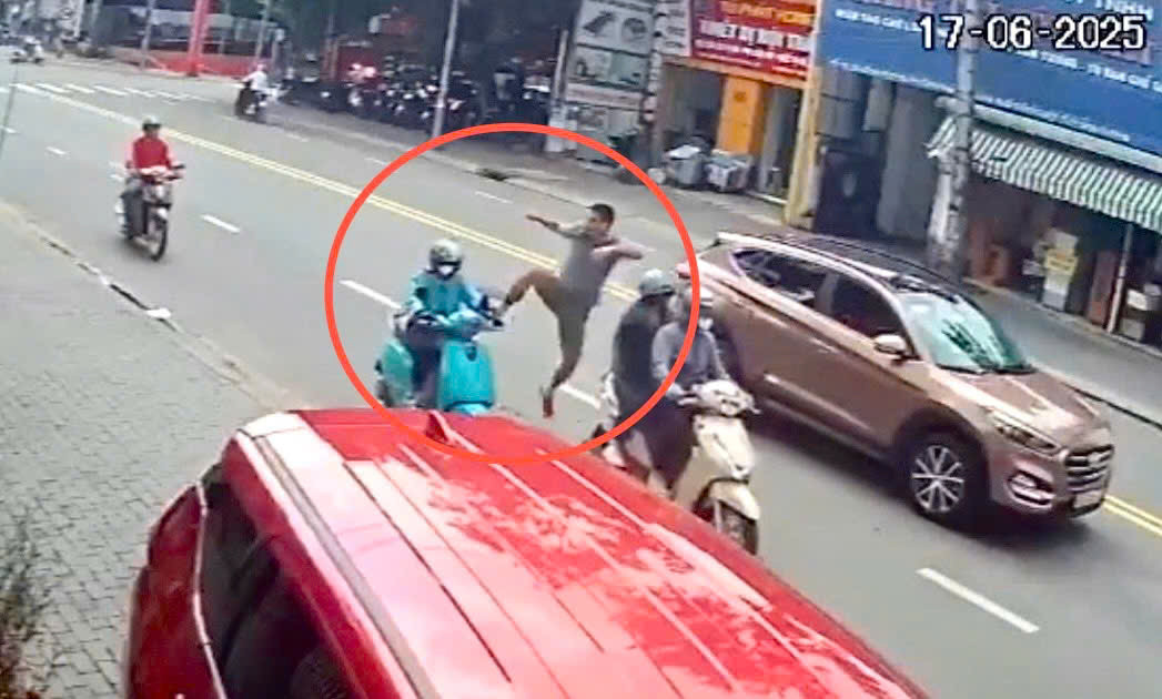 Nữ tài xế xe ôm bị người đàn ông đi ô tô đạp ngã giữa đường ở Bình Dương