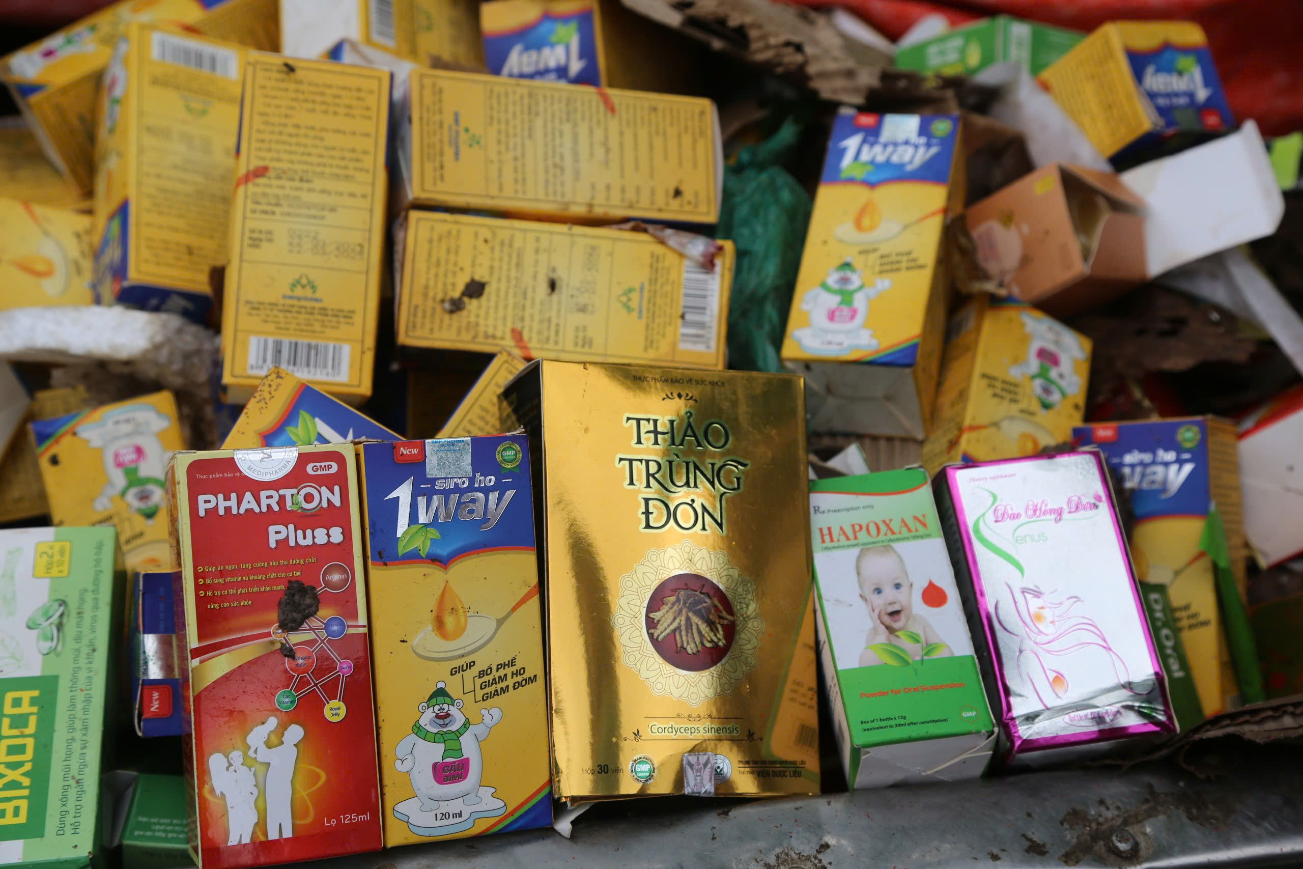 Hàng nghìn hộp thực phẩm chức năng hết hạn bị vứt ra bãi rác ở Quảng Ninh