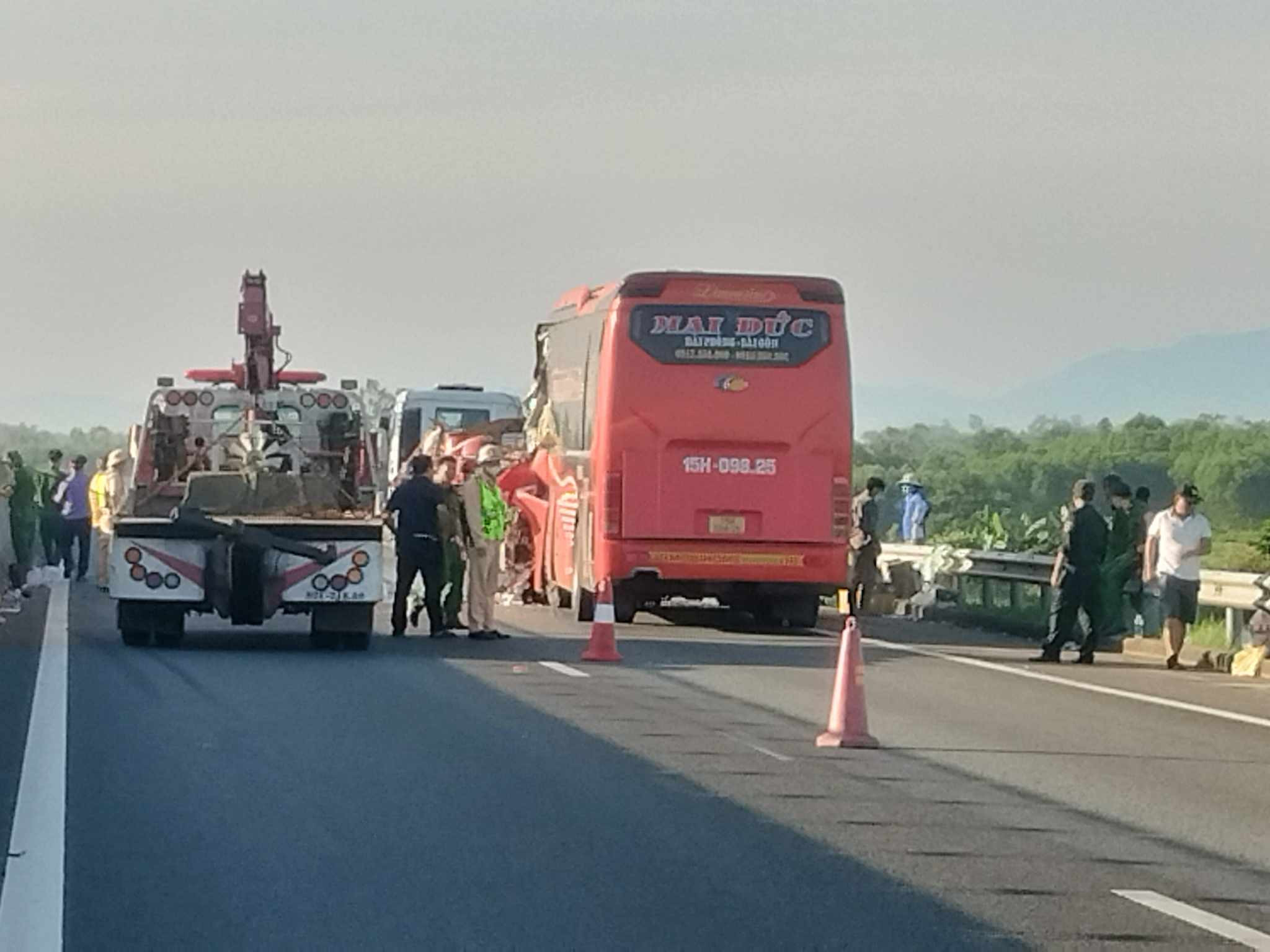 Xe khách va chạm với xe đầu kéo trên cao tốc, 9 người thương vong