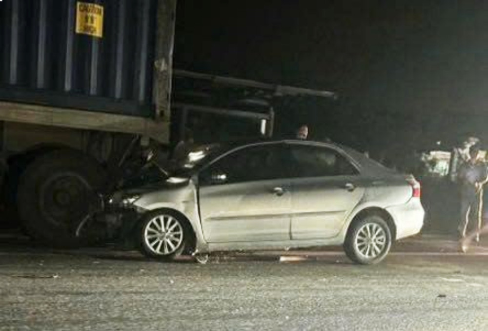 Ô tô con tông đuôi xe tải đang đỗ, 5 người cùng gia đình thương vong