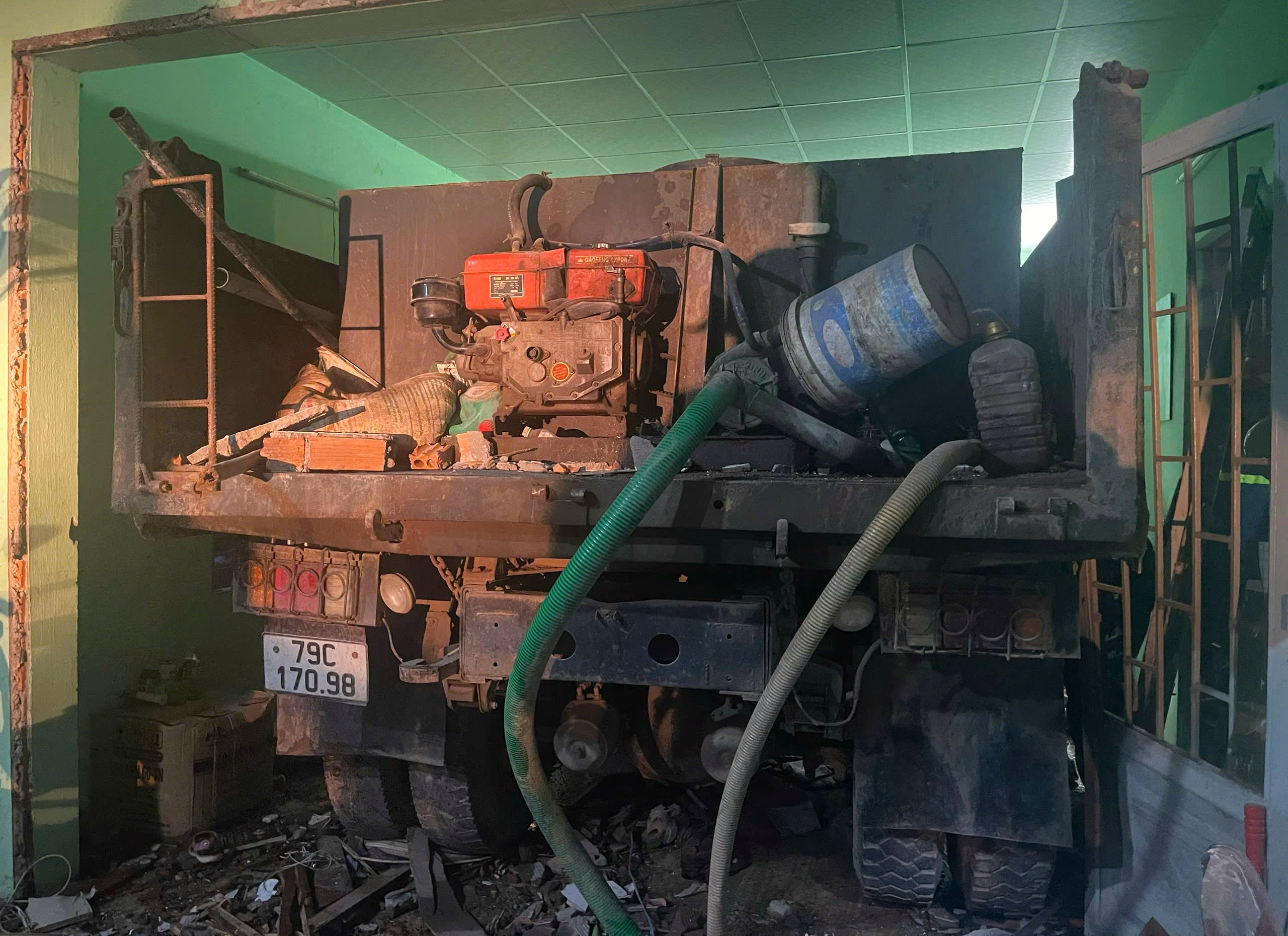 Xe tải lao vào quán cà phê, 4 người thương vong